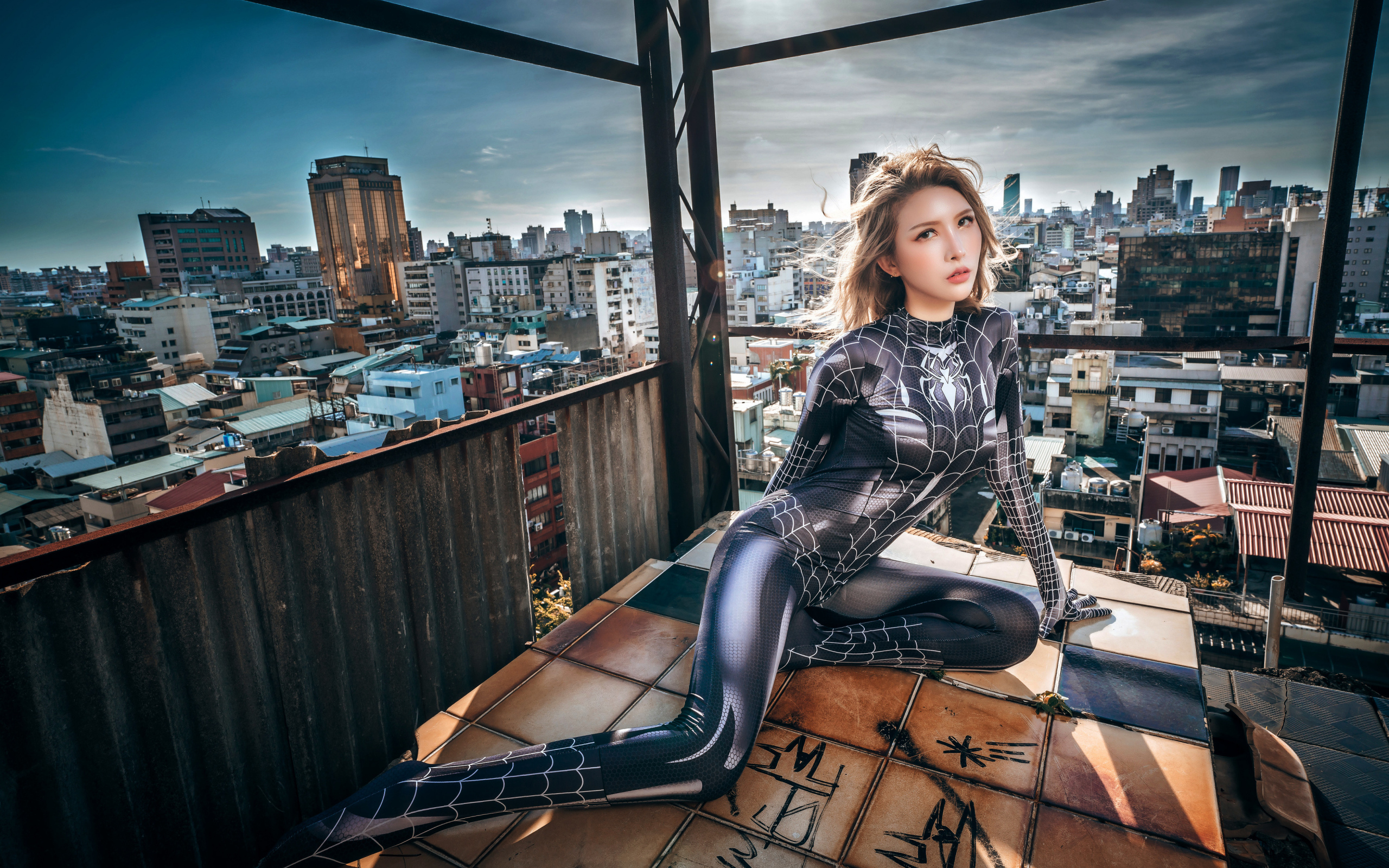 Девушка азиатка в костюме человека паука