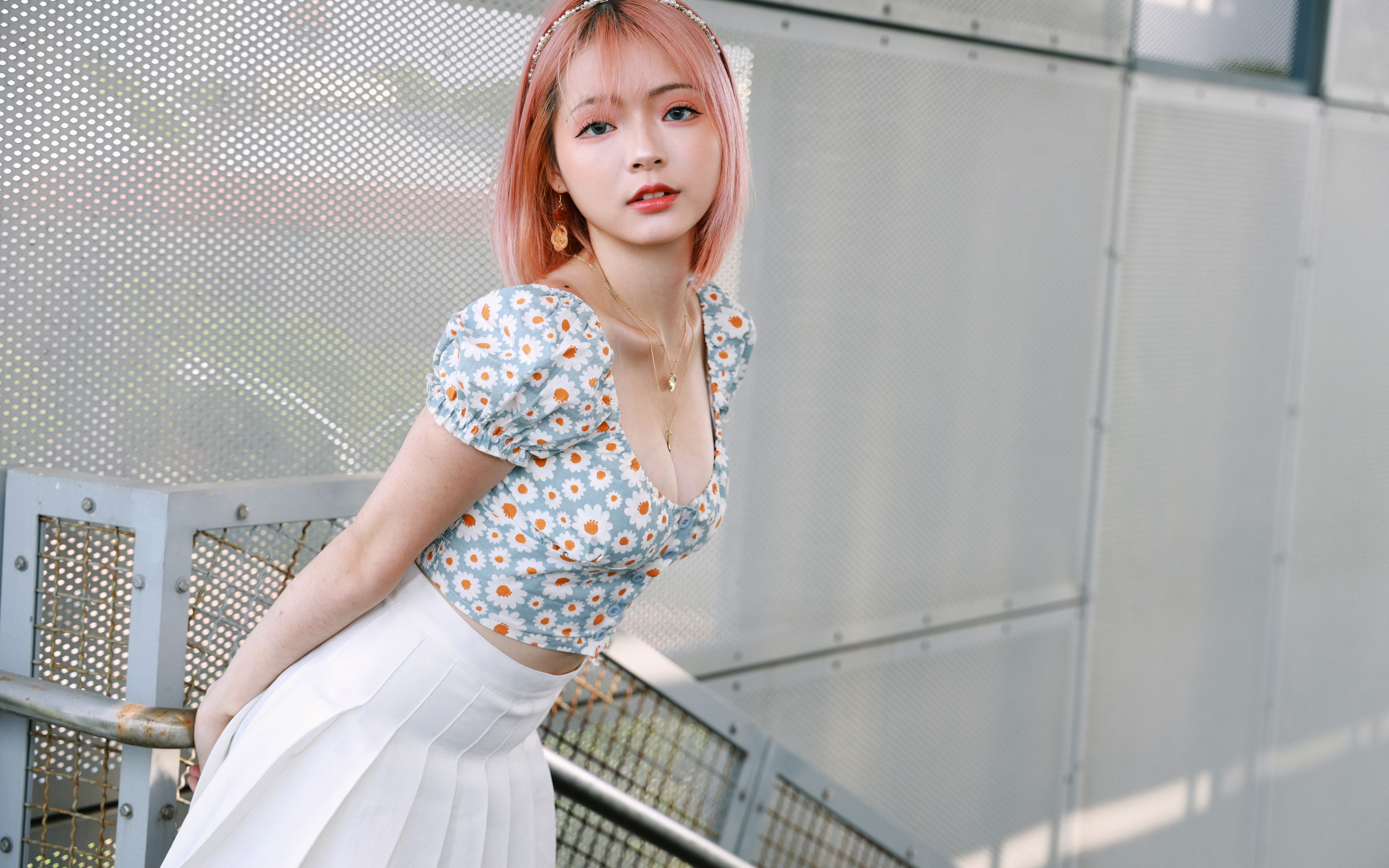 Девушка азиатка с короткой стрижкой