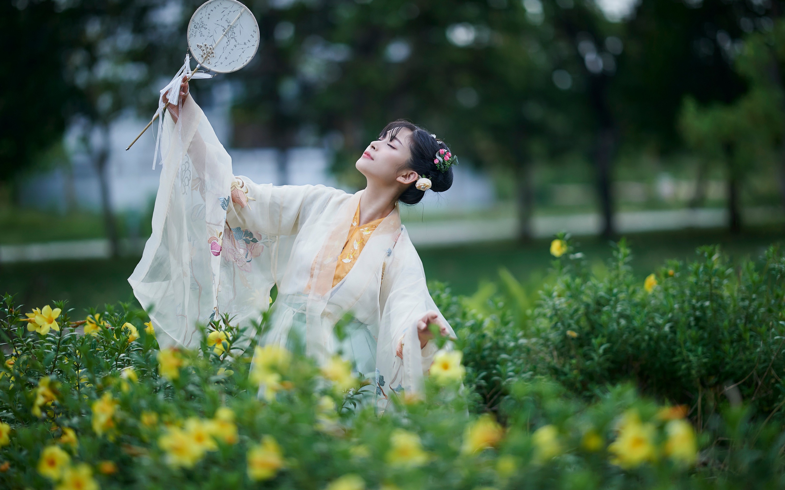 Красивая девушка азиатка в наряде с веером