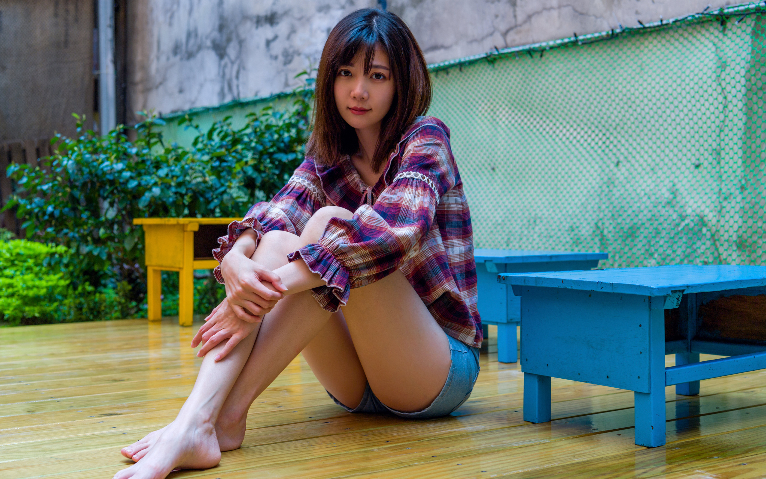 Красивая девушка азиатка в рубашке на полу 