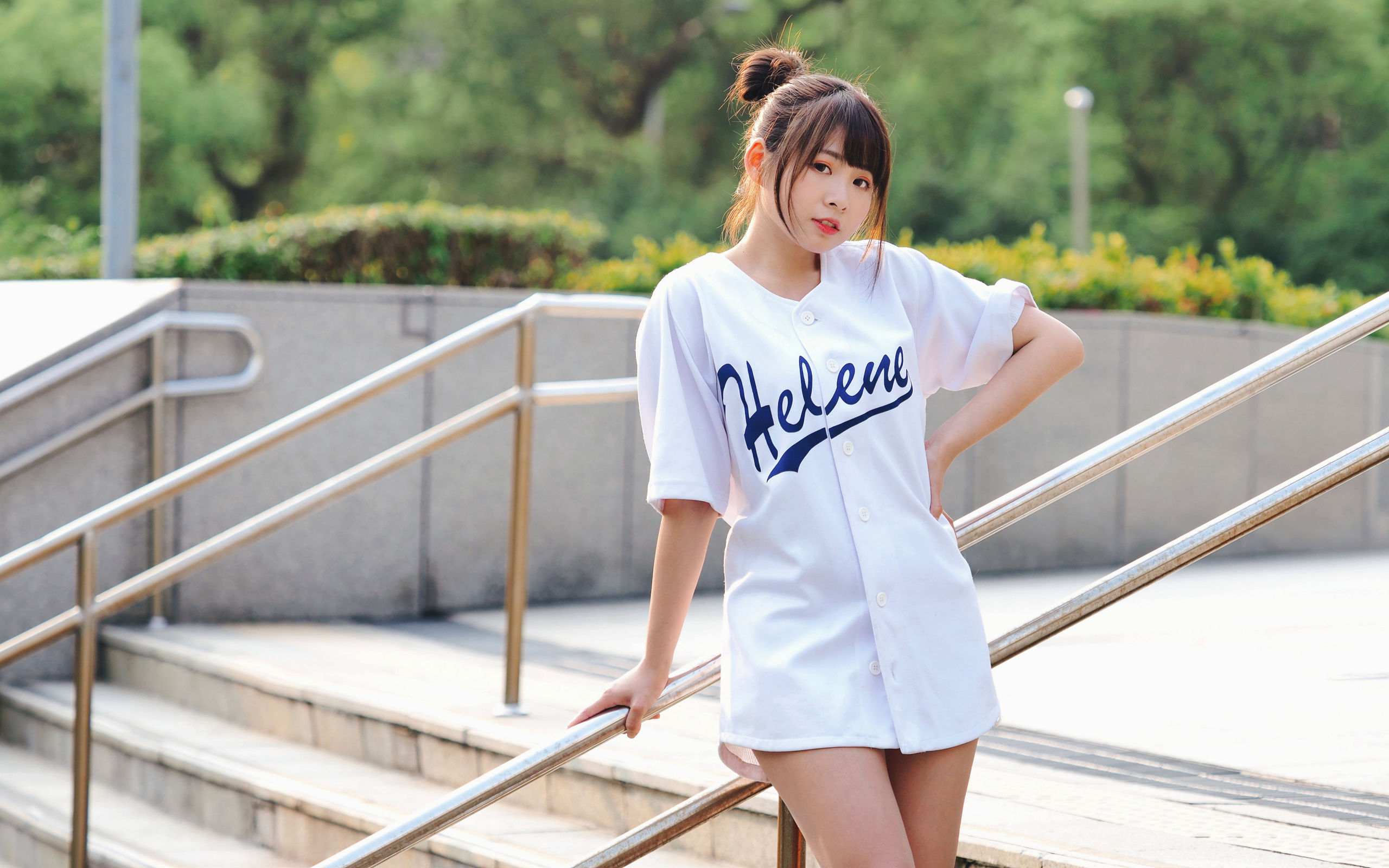 Красивая девушка азиатка в белой рубашке на ступенях 