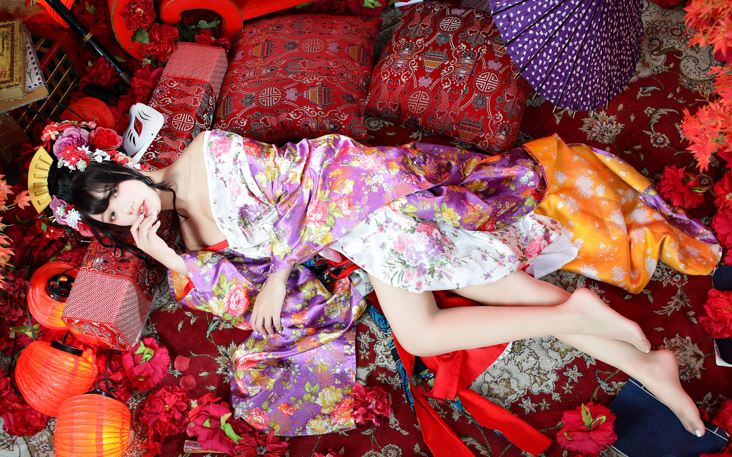 Красивая девушка азиатка в кимоно лежит на полу