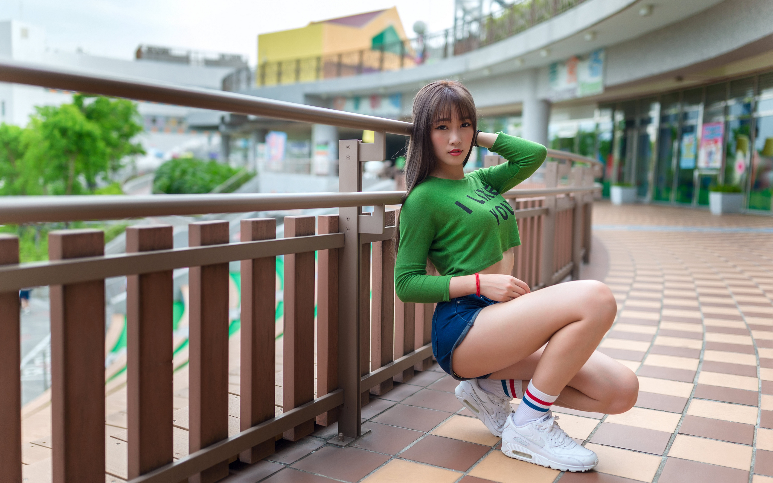 Красивая молодая азиатка в белых кроссовках 