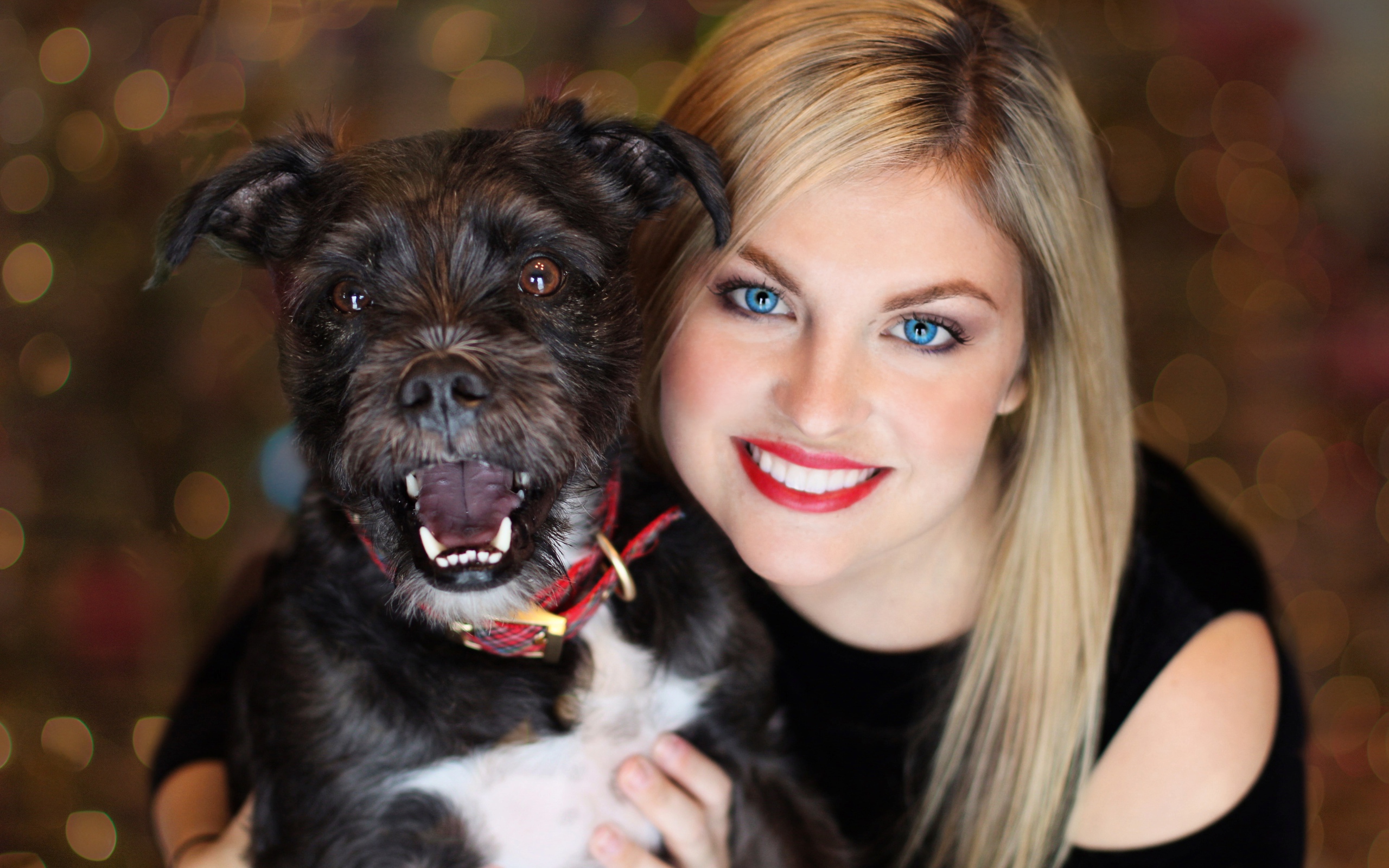 Голубоглазая блондинка с черной собакой 