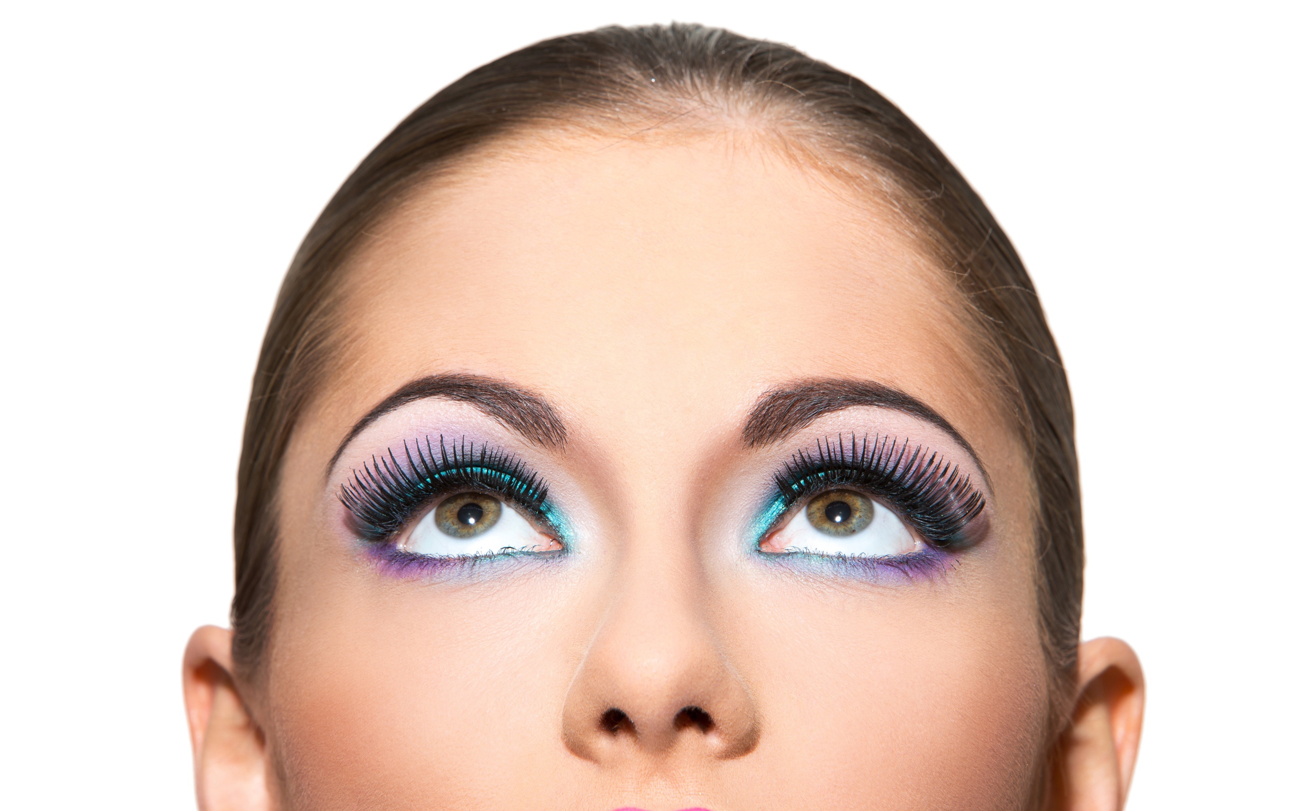 Яркий макияж на глазах у девушки на белом фоне