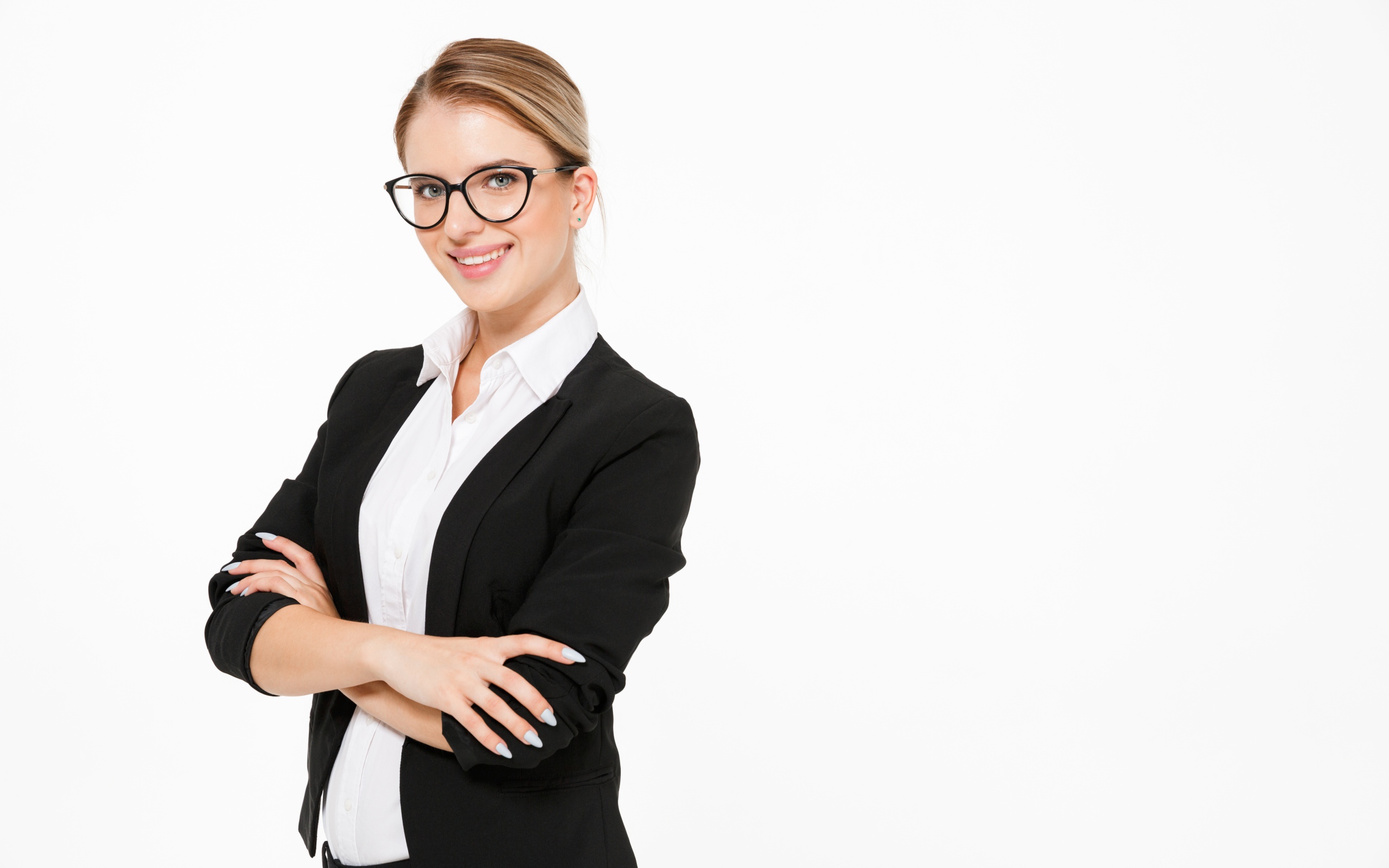 Деловая девушка в очках и черном костюме на белом фоне