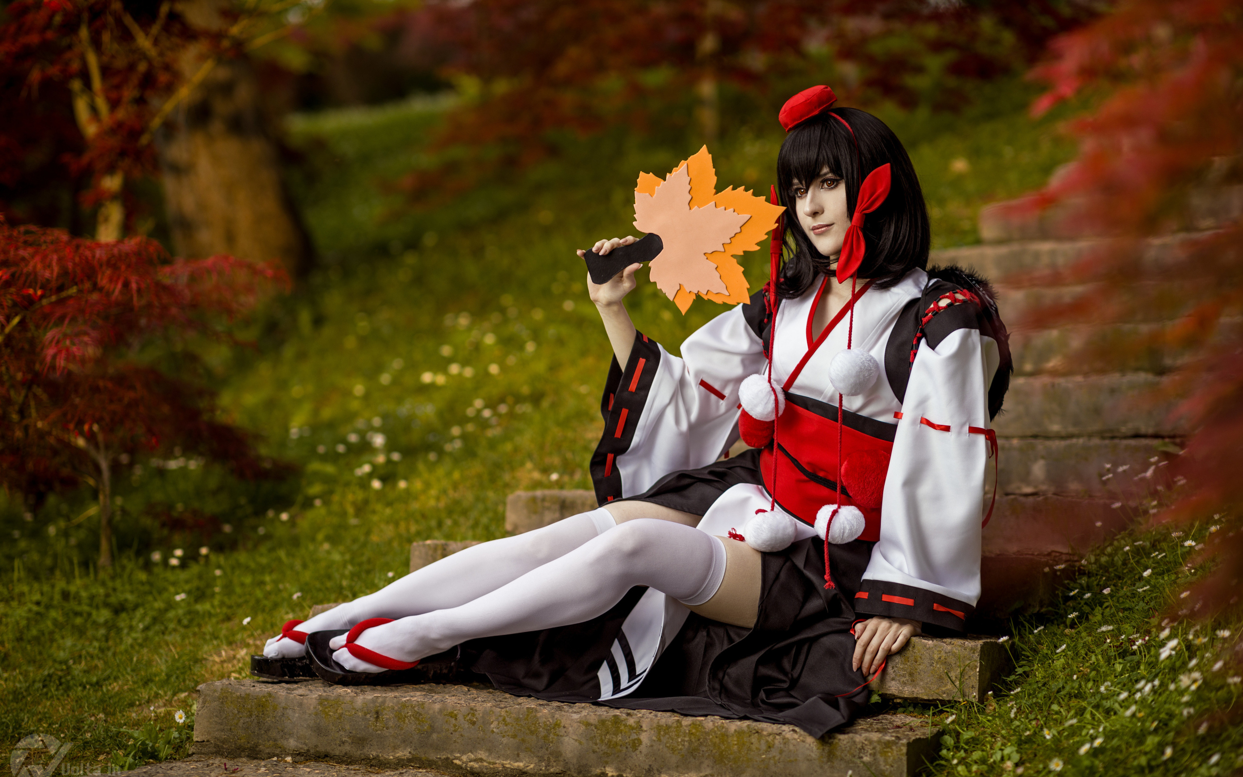 Девушка в костюме сидит на ступеньках косплей