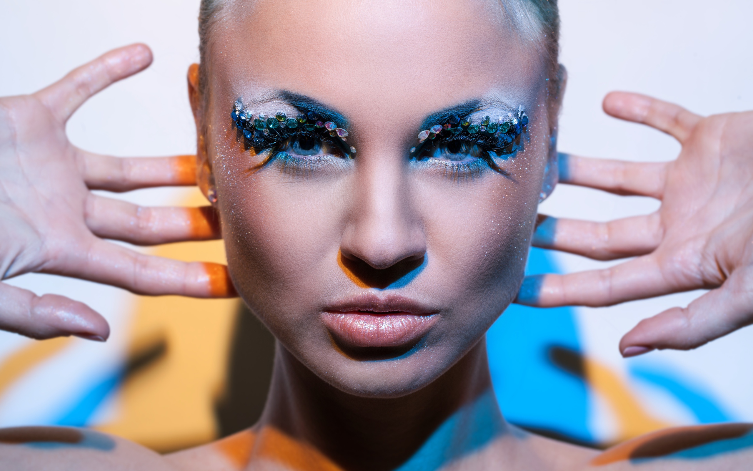 Девушка с голубым макияжем на глазах