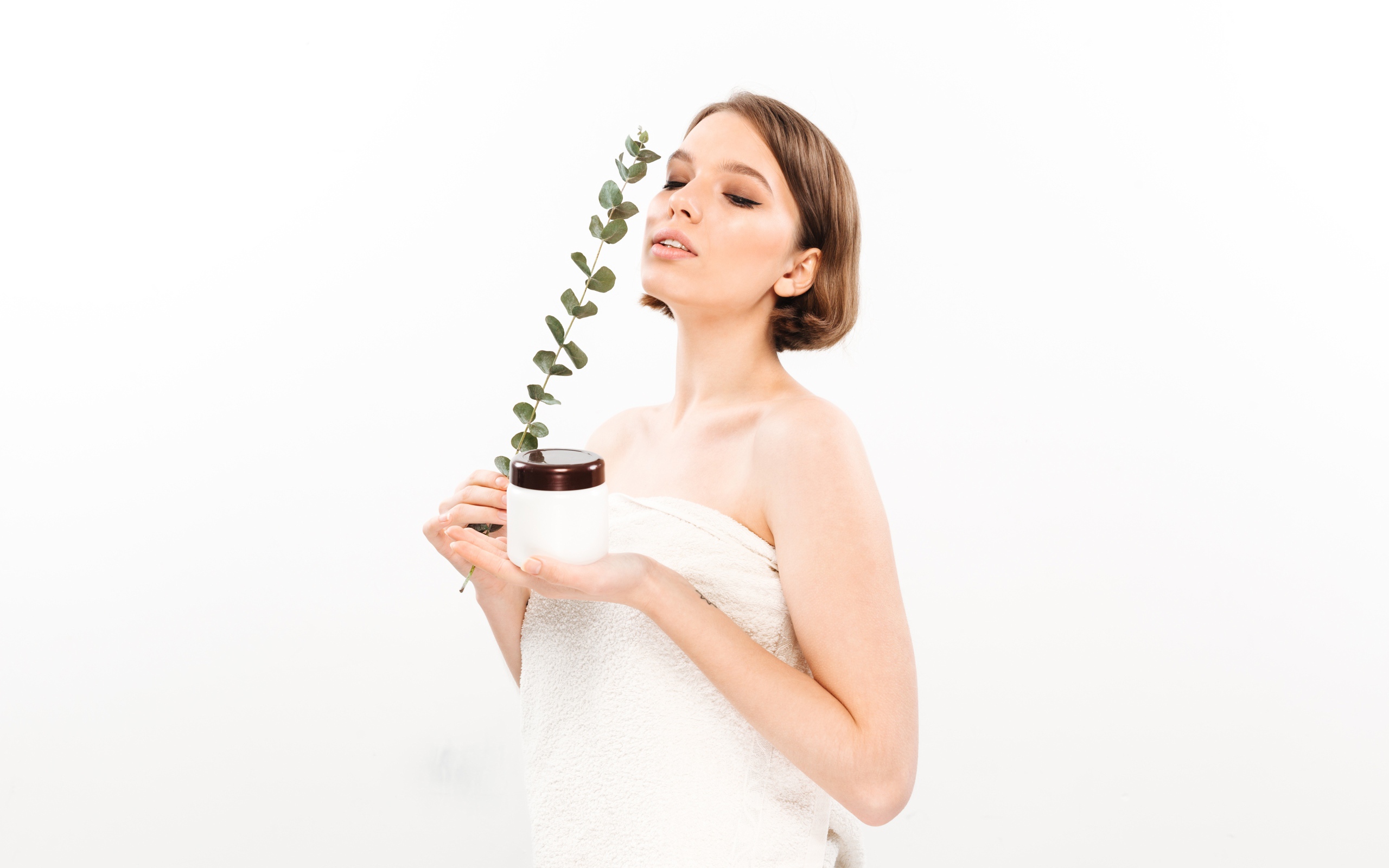 Девушка с кремом на белом фоне 