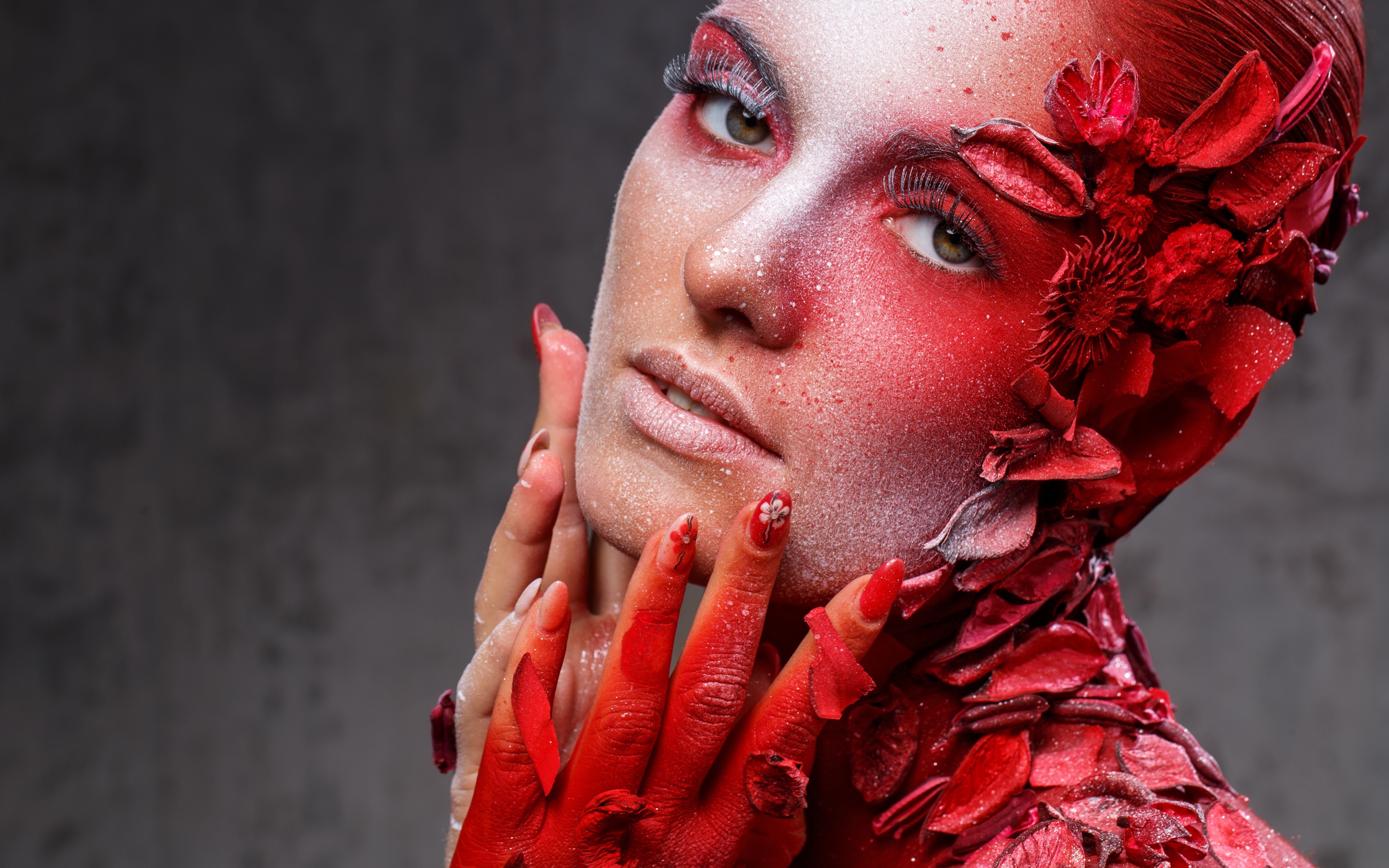 Девушка с красным декором на теле 