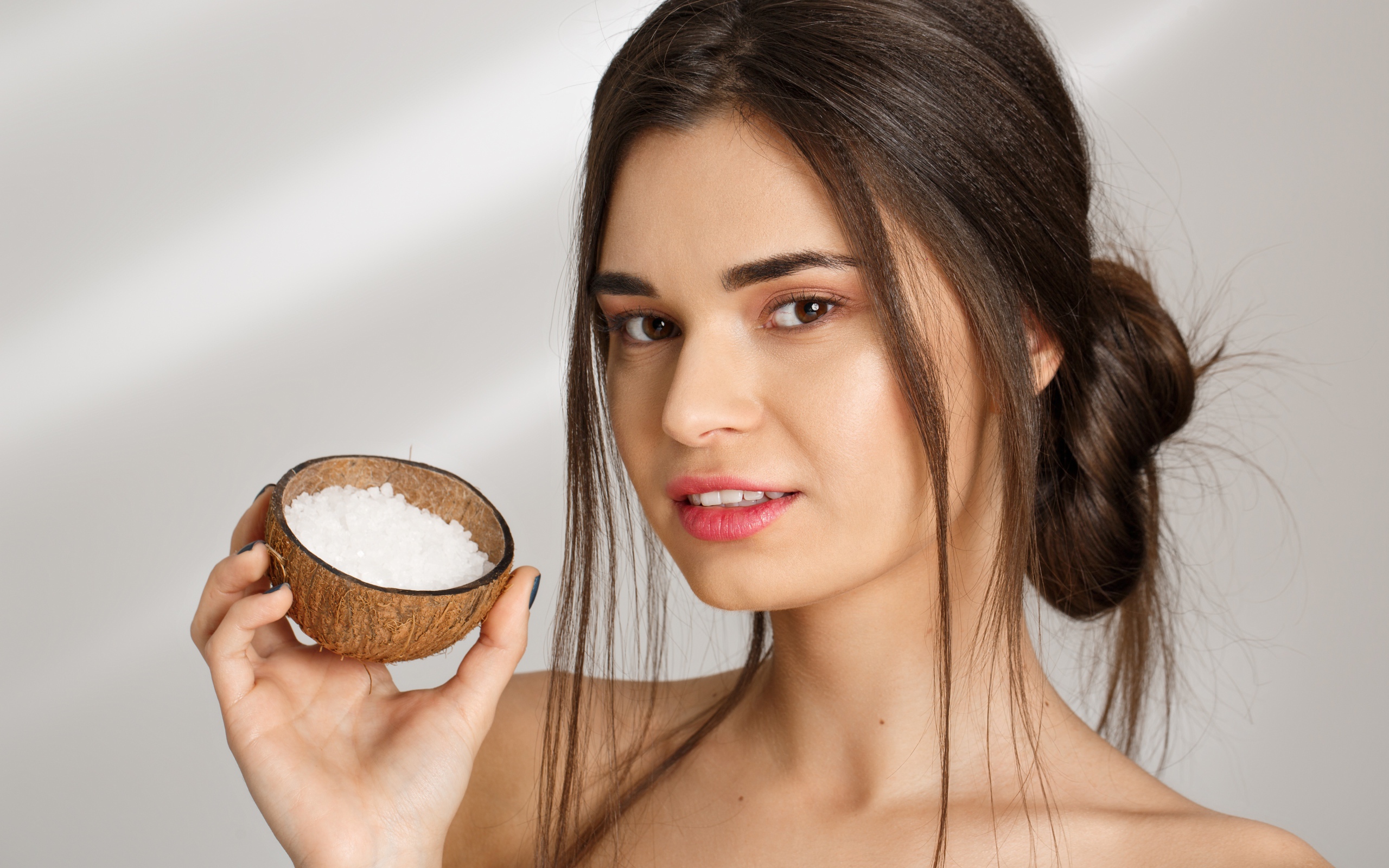 Настоящая девушка с морской солью в руке