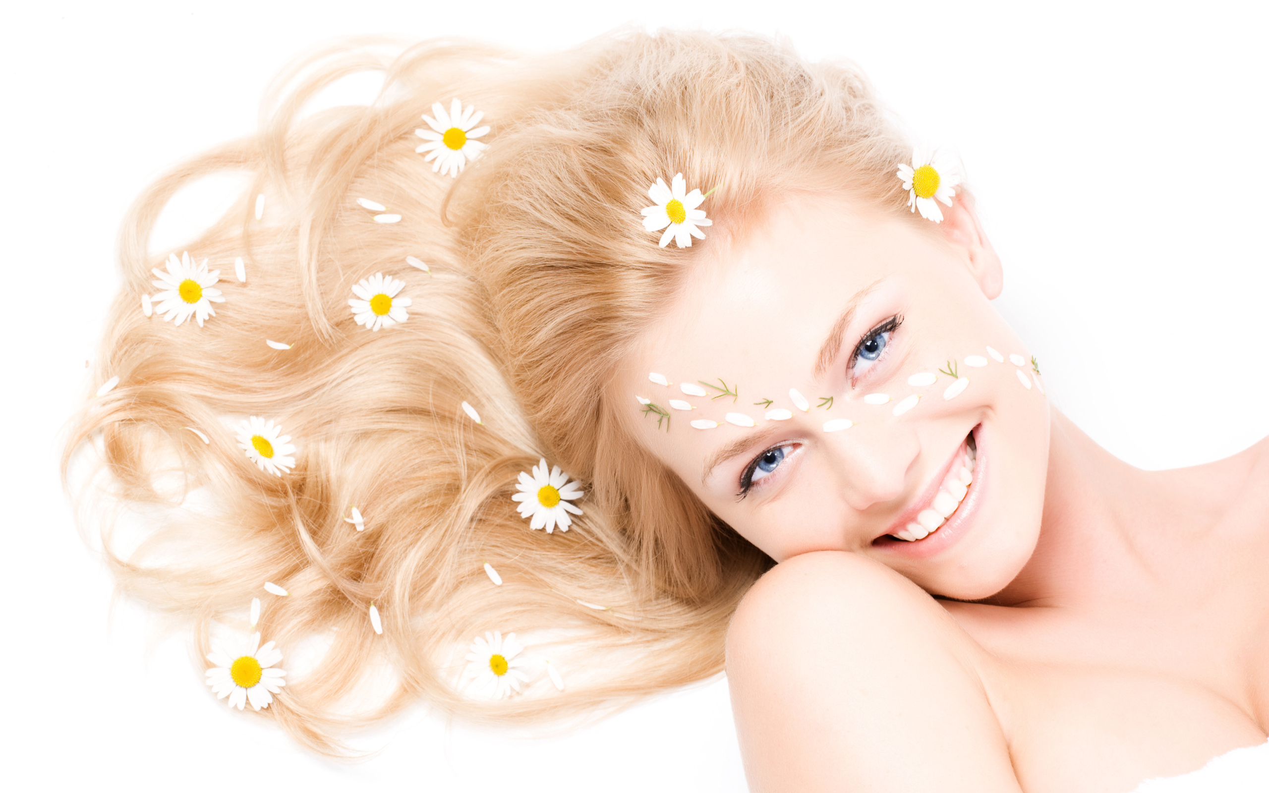 Улыбающаяся голубоглазая девушка на белом фоне