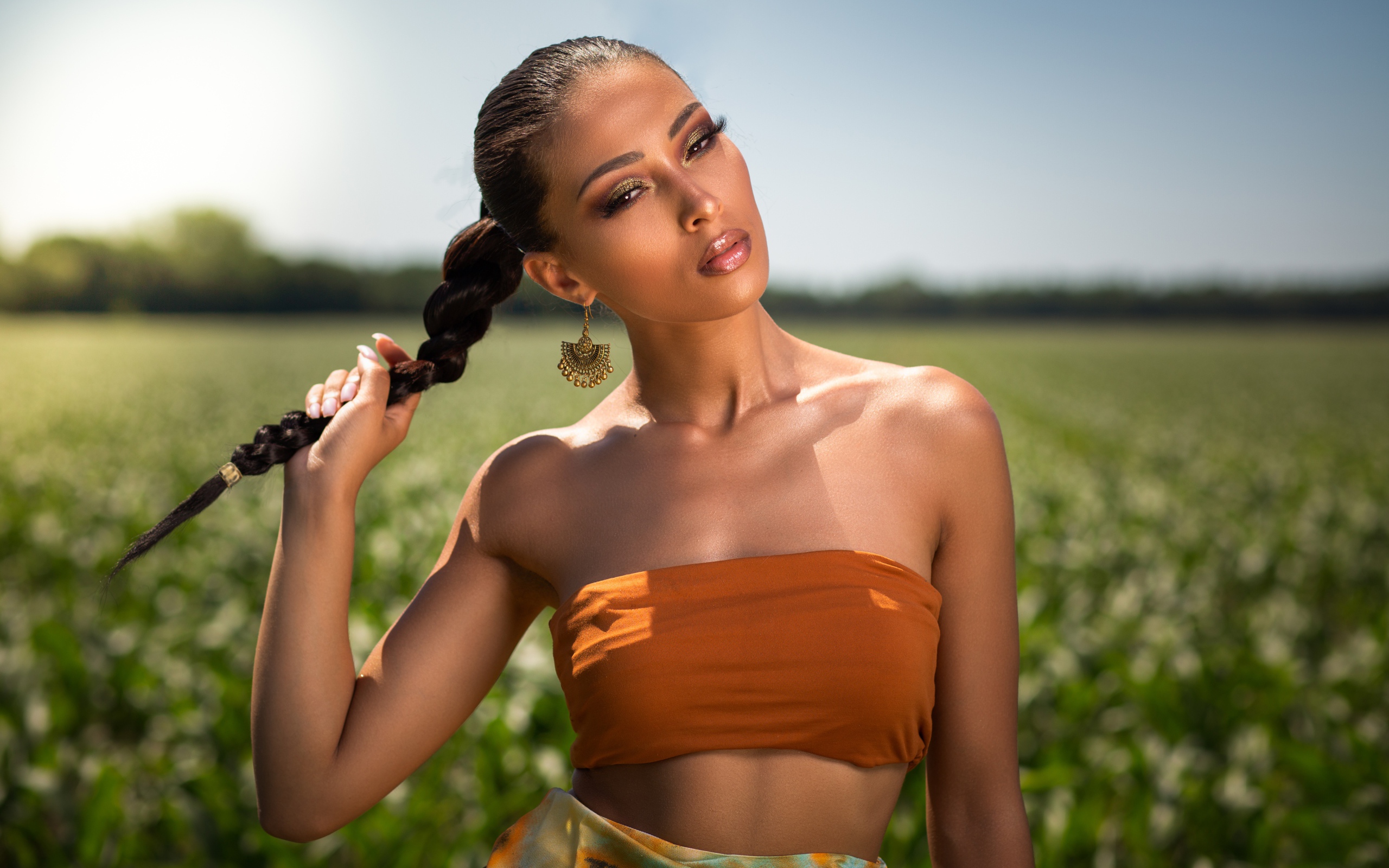 Стильная брюнетка с косой на голове 