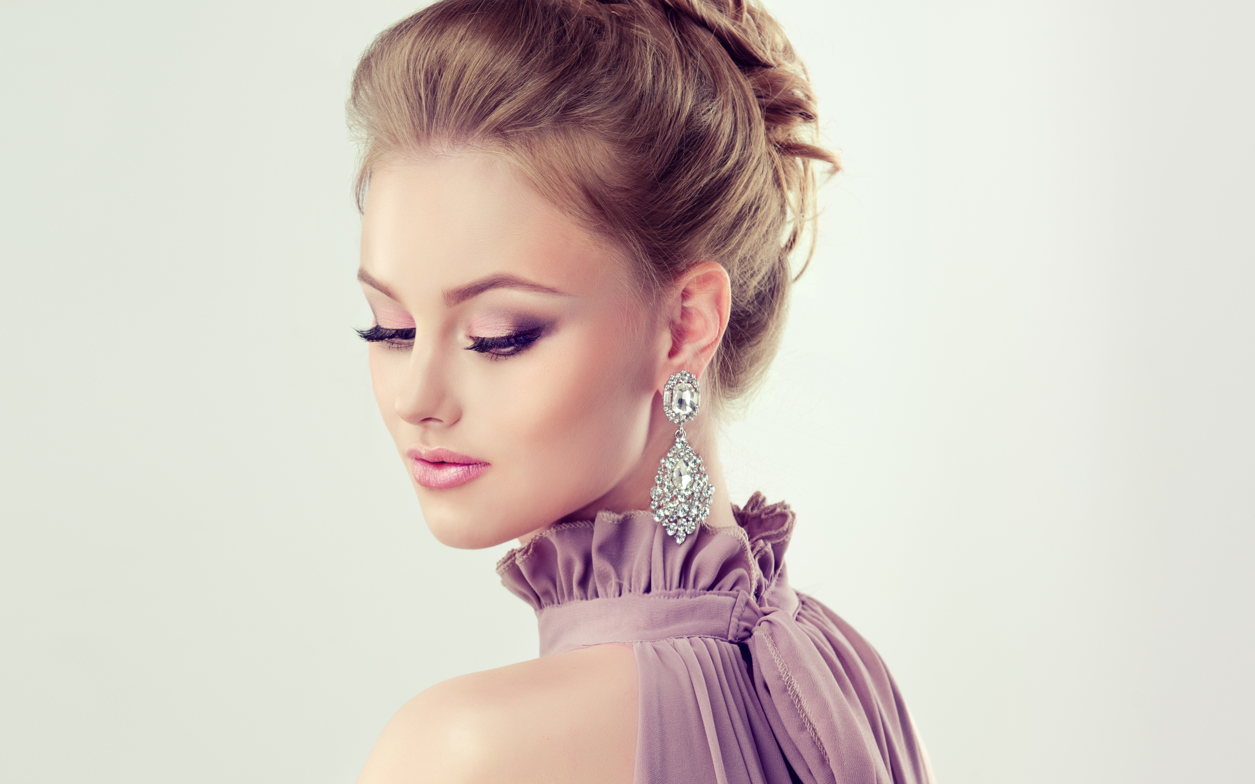 Стильная девушка с прической и дорогими серьгами