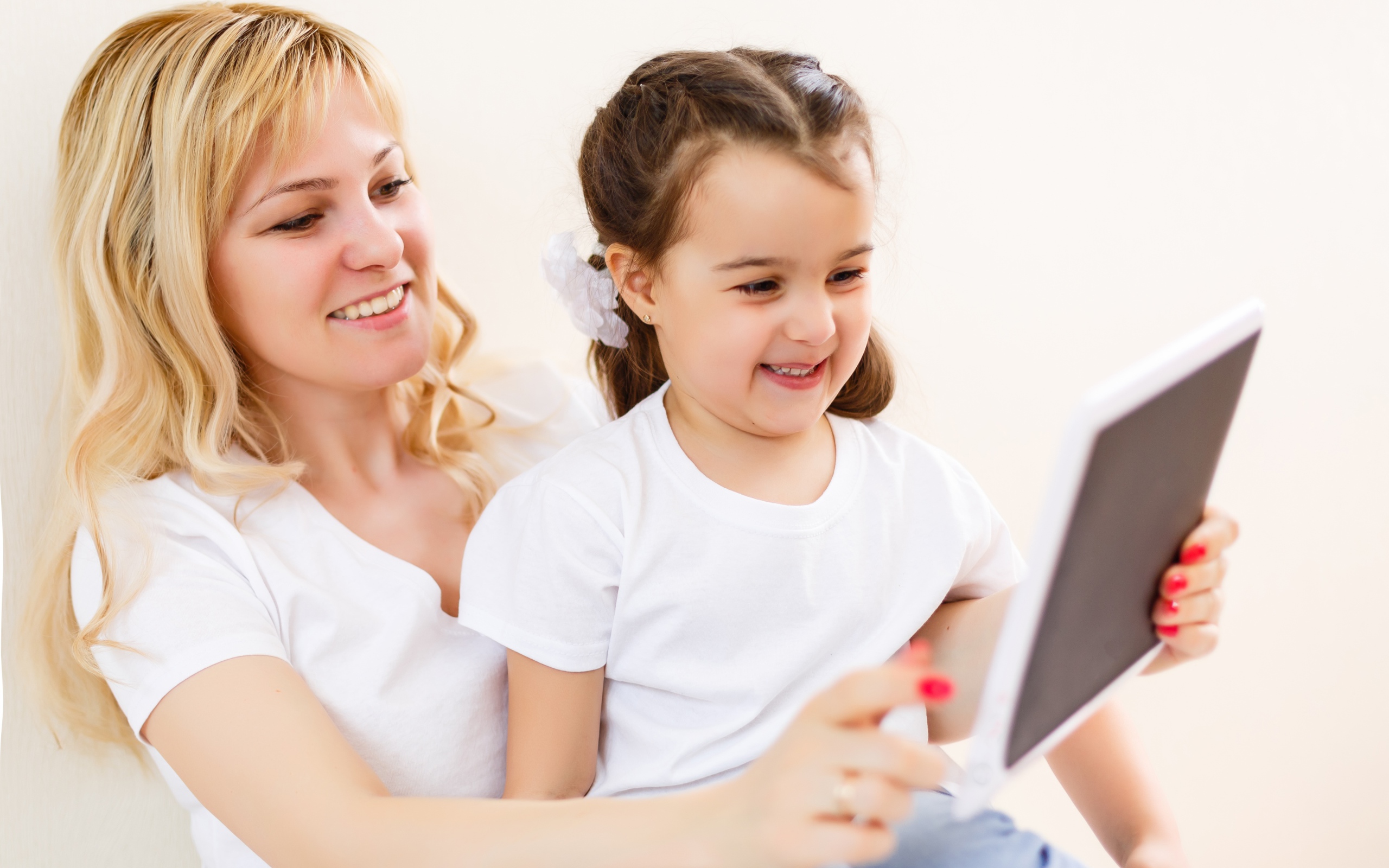 Женщина с маленькой девочкой сидят на  диване