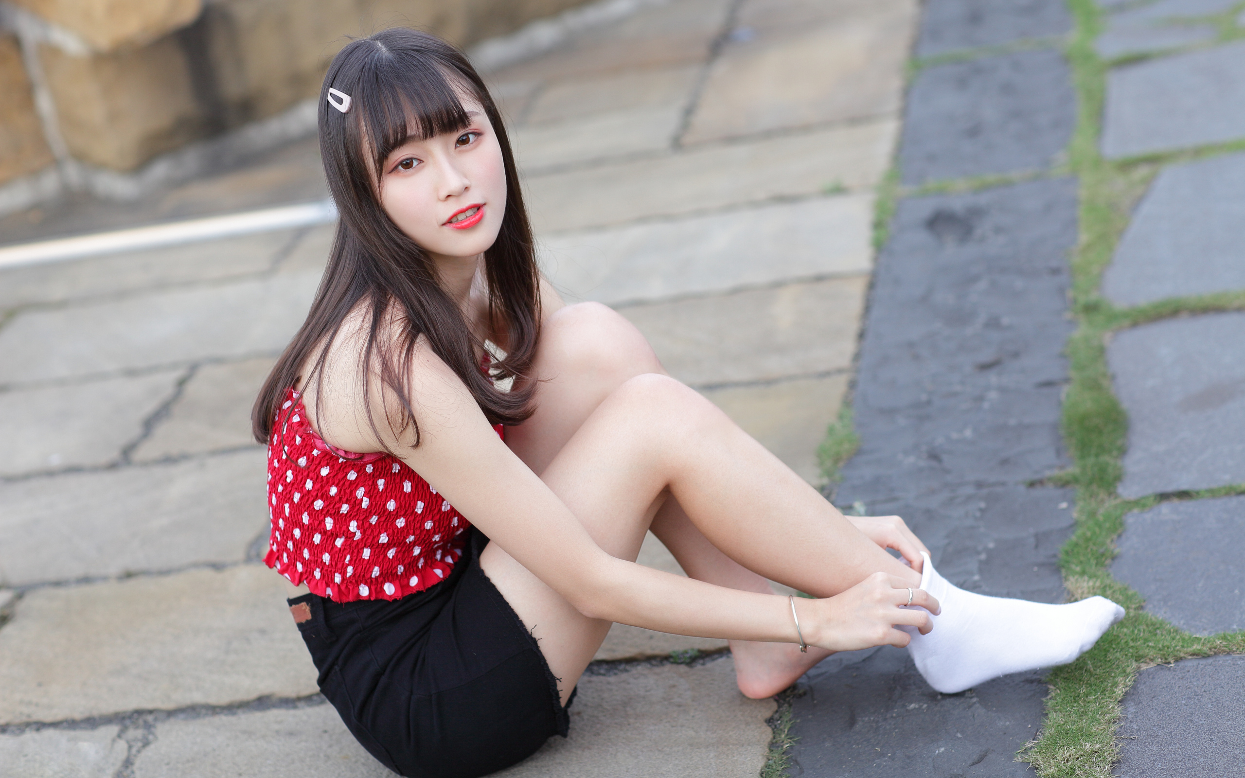 Молодая девушка в белых носках на полу 