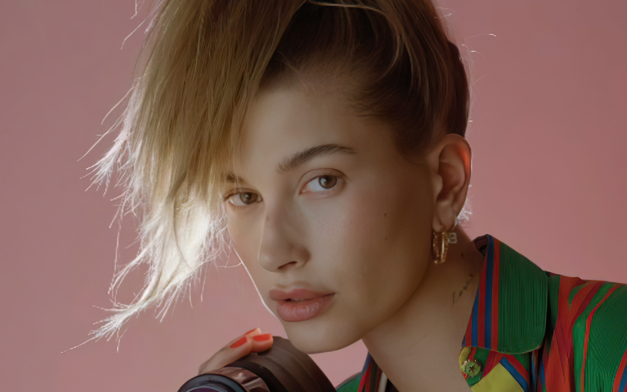 Американская модель Хейли Болдуин на розовом фоне