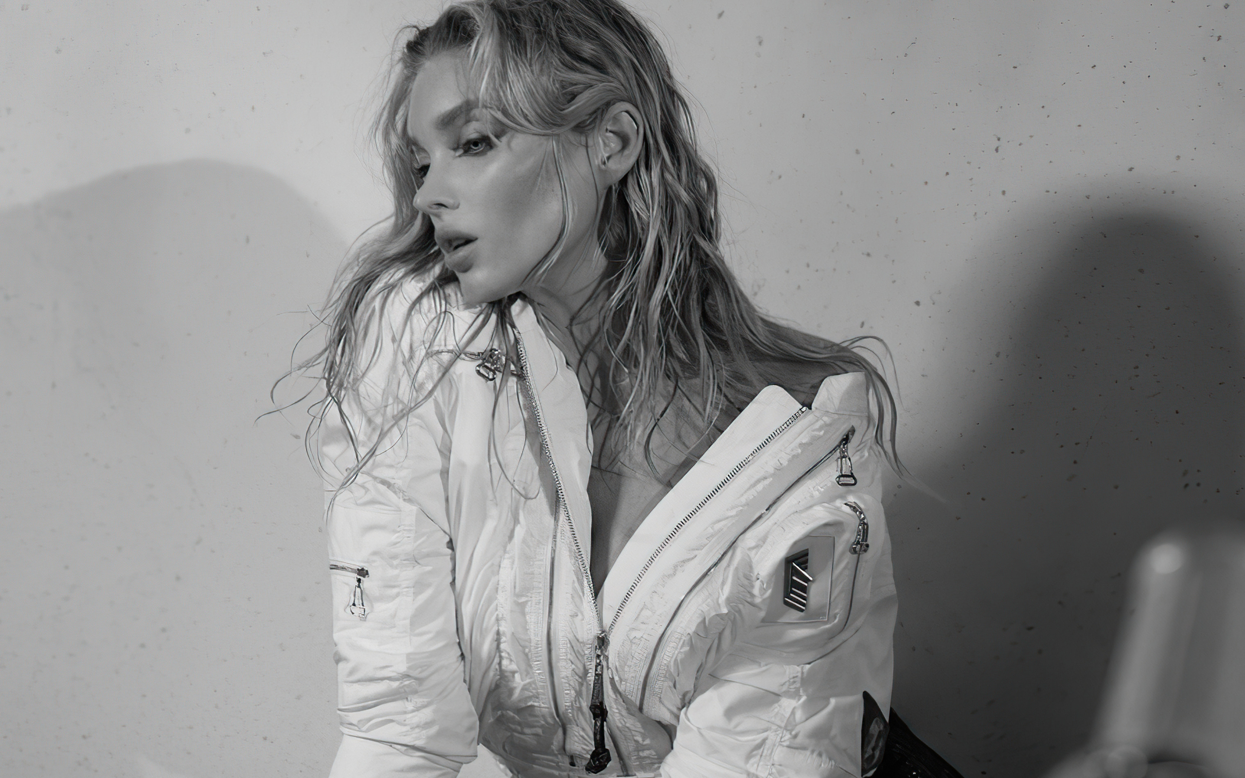 Красивая шведская модель Эльза Хоск черно-белое фото