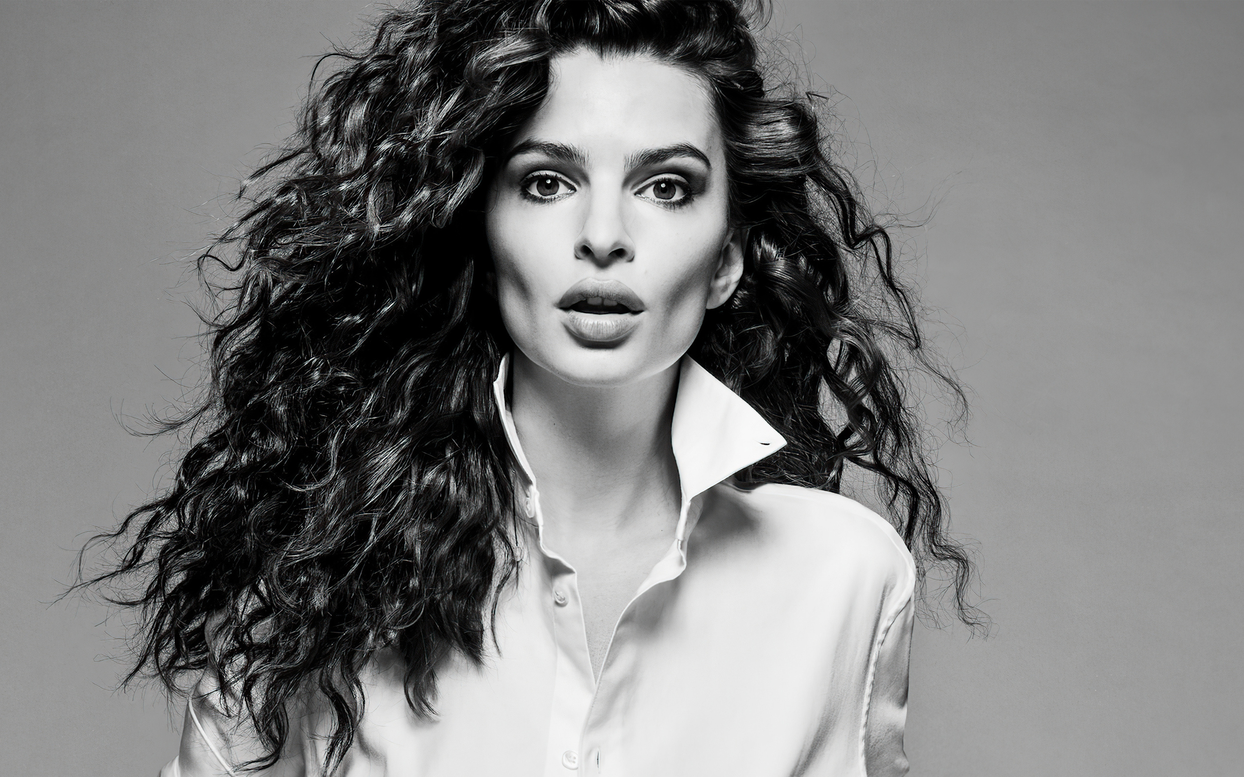 Красивая девушка Эмили Ратаковски на сером фоне