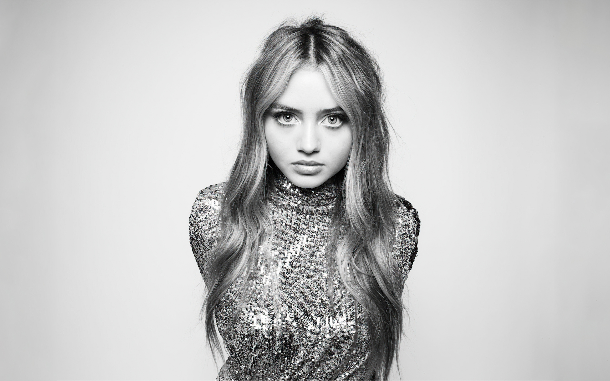 Красивая нежная девушка Лени Клум в блестящем платье