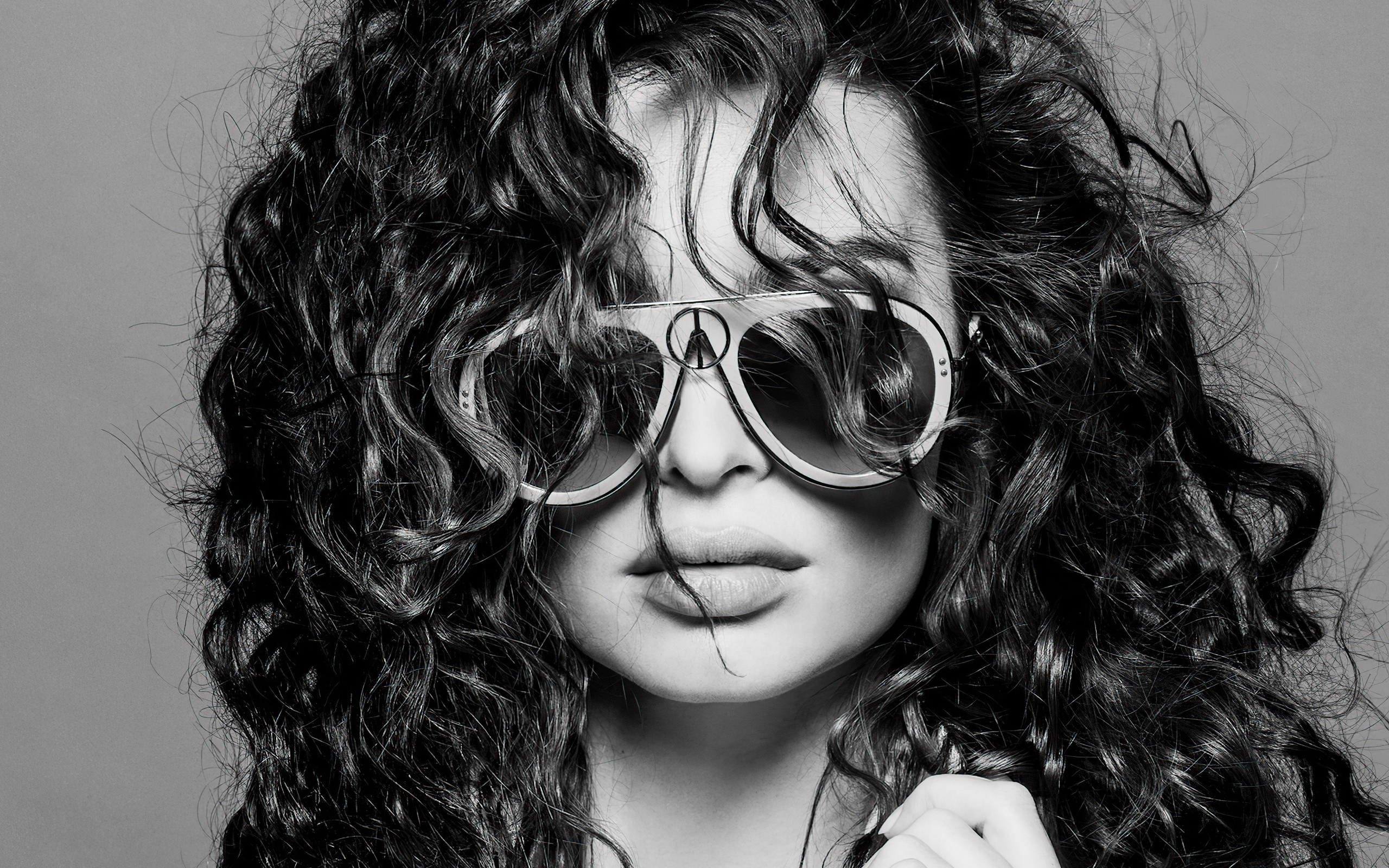 Модель Эмили Ратаковски в очках на сером фоне