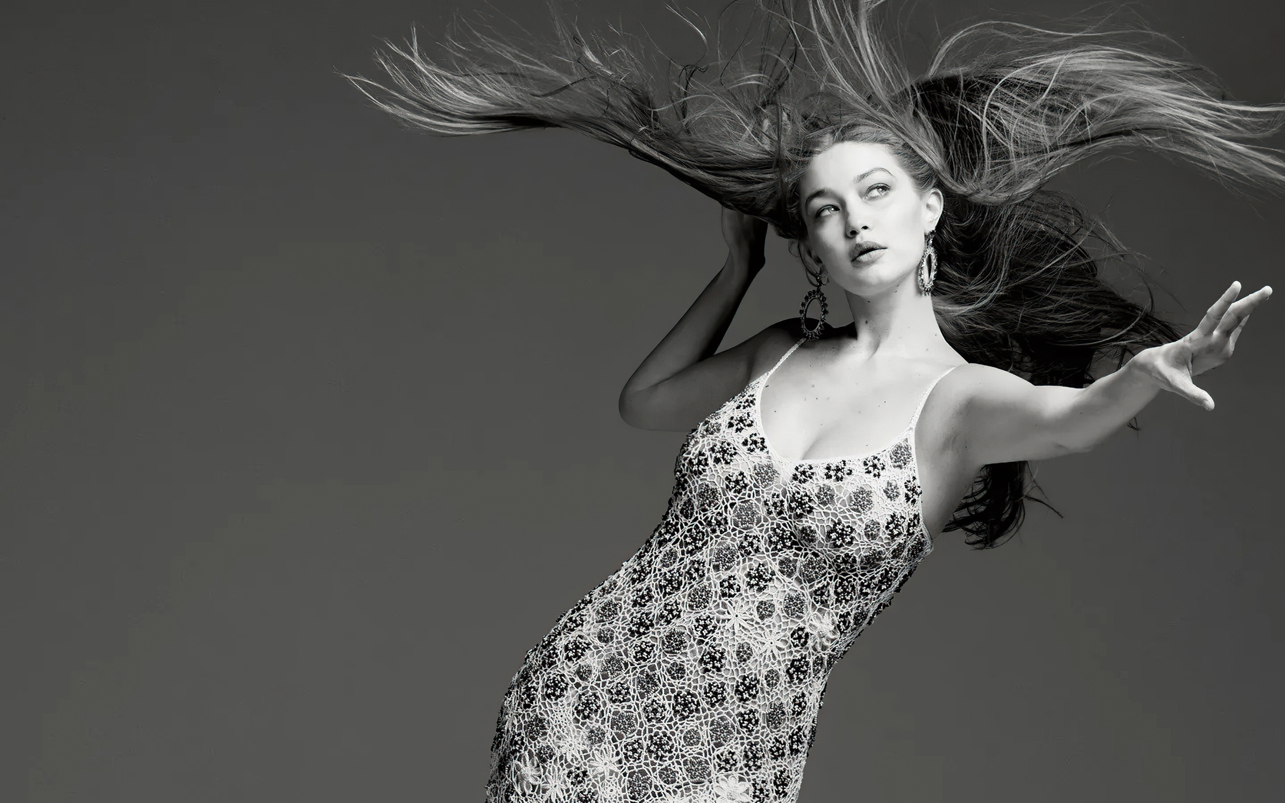 Модель Джиджи Хадид в платье на сером фоне