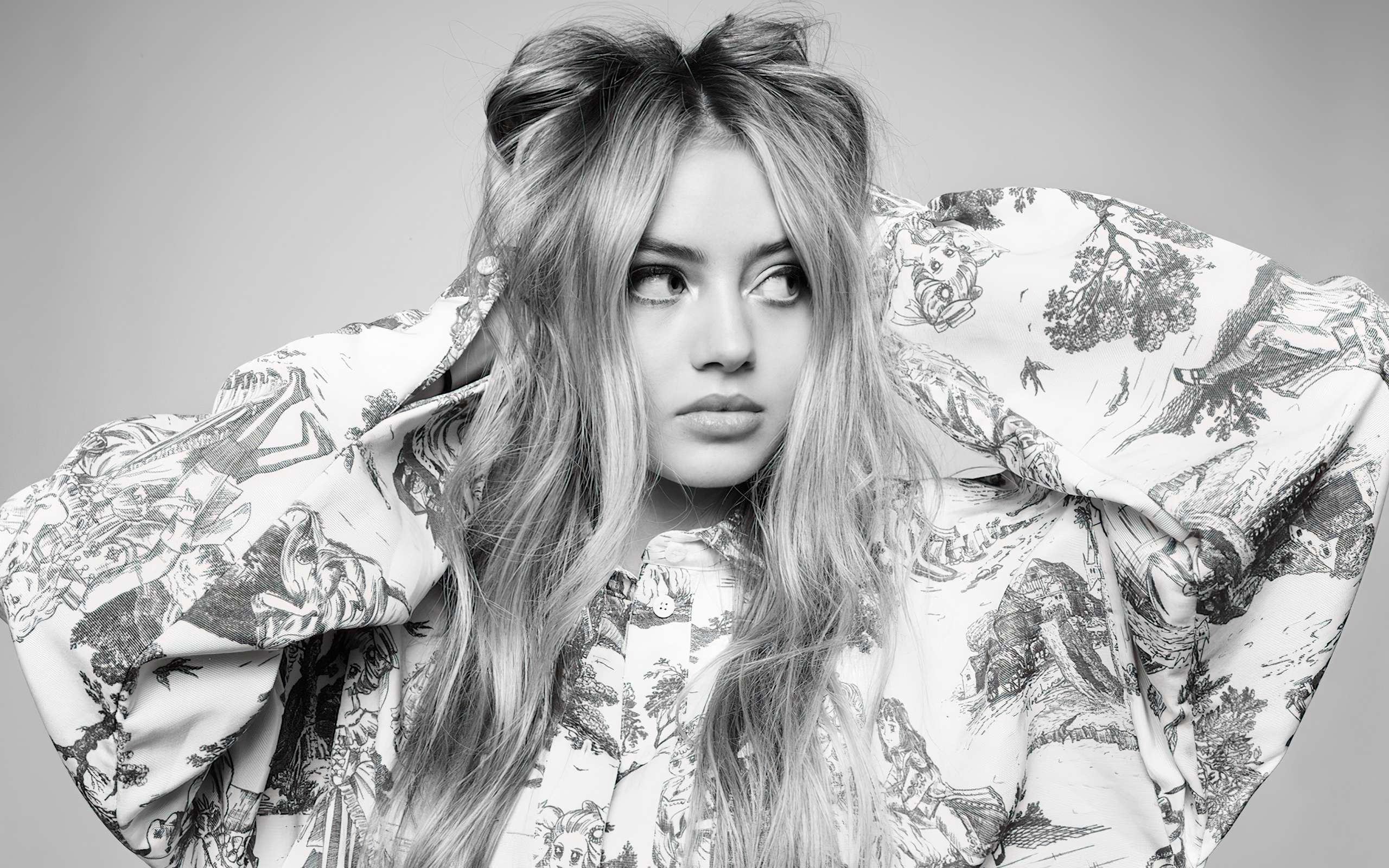 Молодая девушка модель Лени Клум на сером фоне