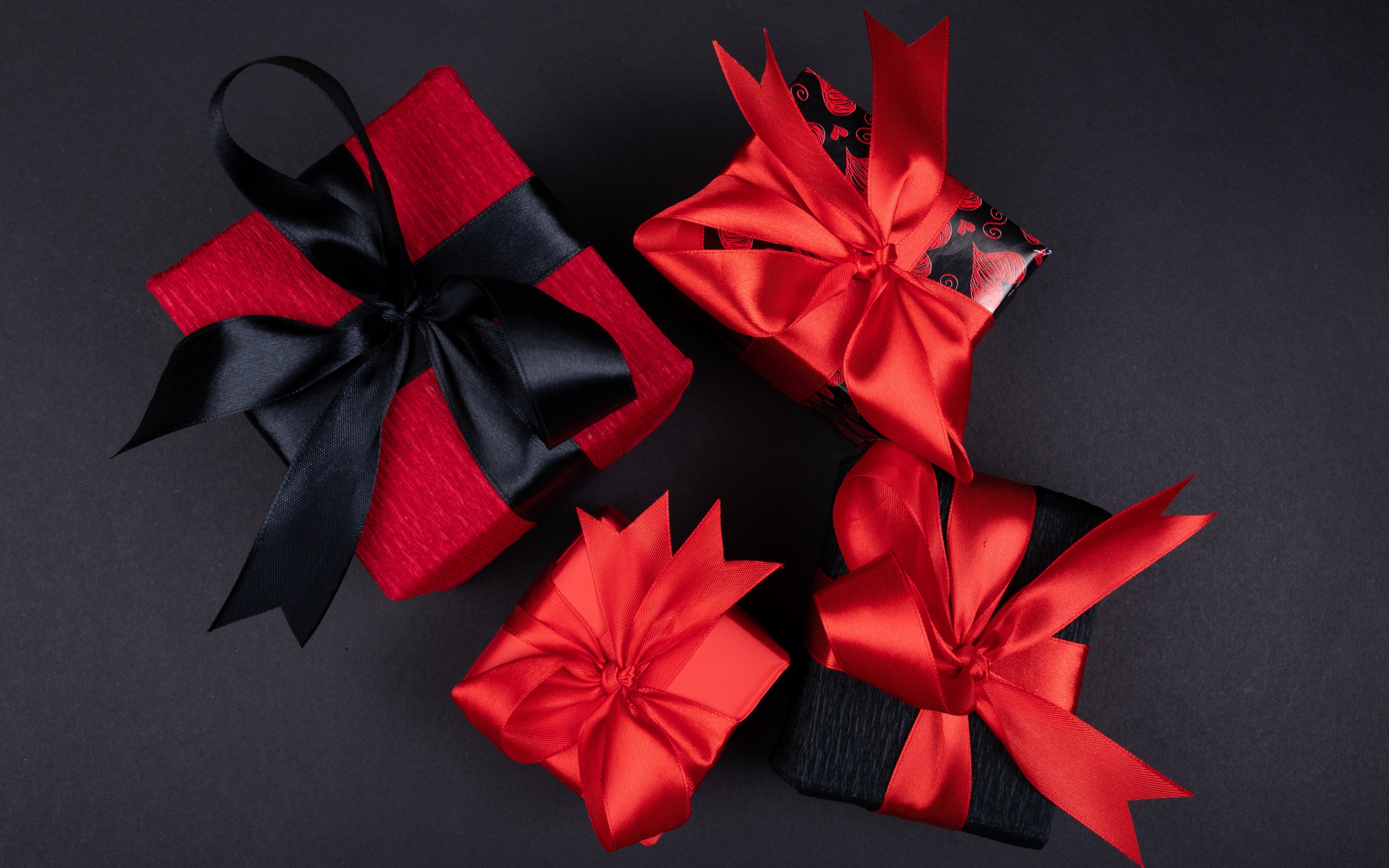 Яркие коробки с подарками на черном фоне 