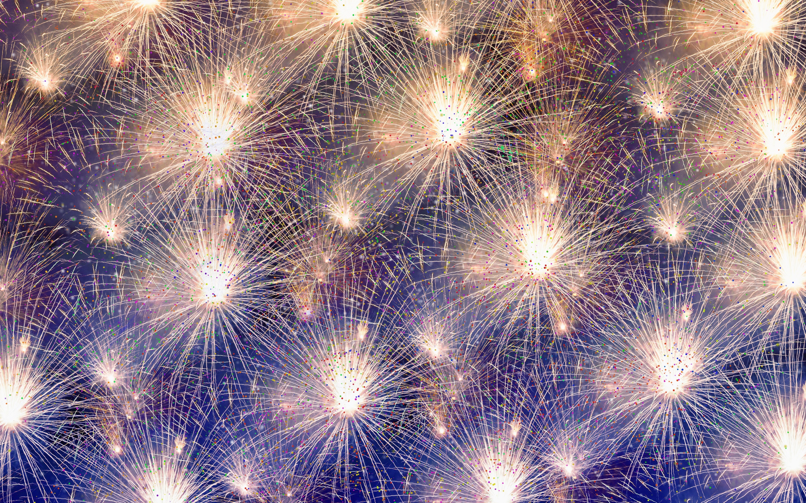 Яркий праздничный салют в небе 