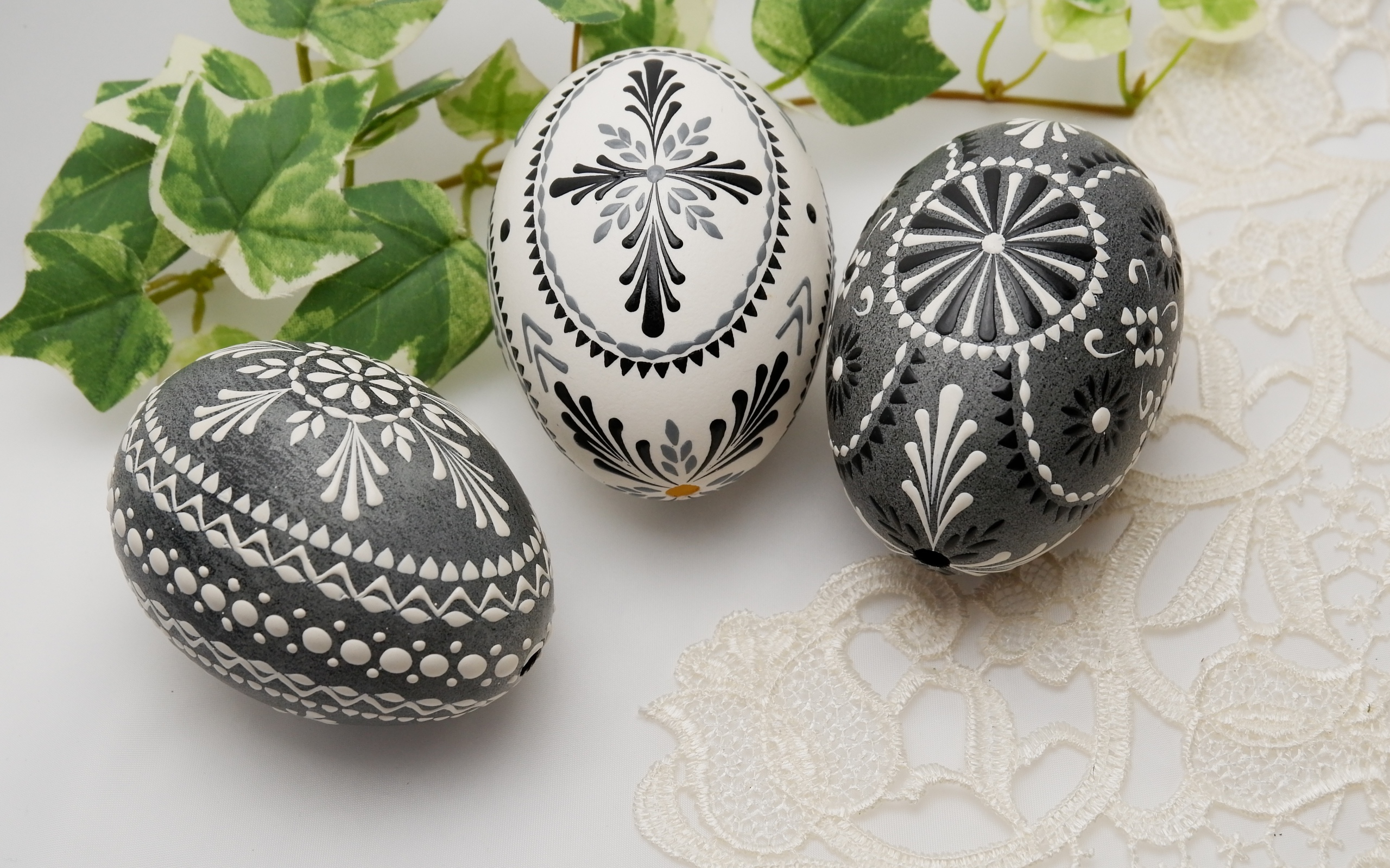 Красивые яйца с орнаментом на столе на Великий Светлый праздник Пасха 2021