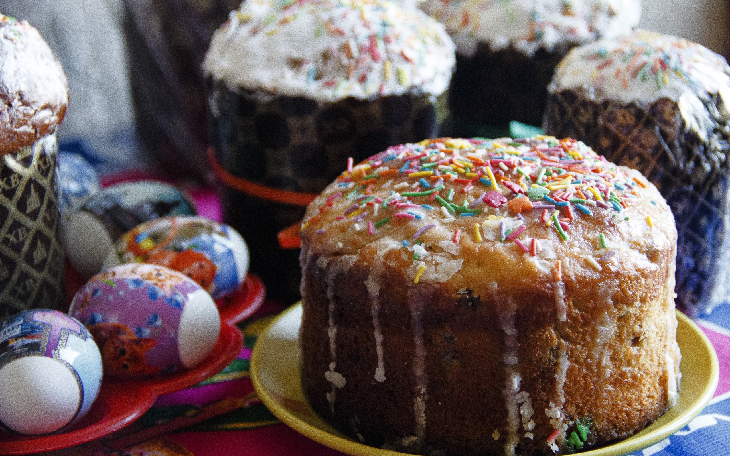 Свежая пасхальная выпечка на столе на праздник