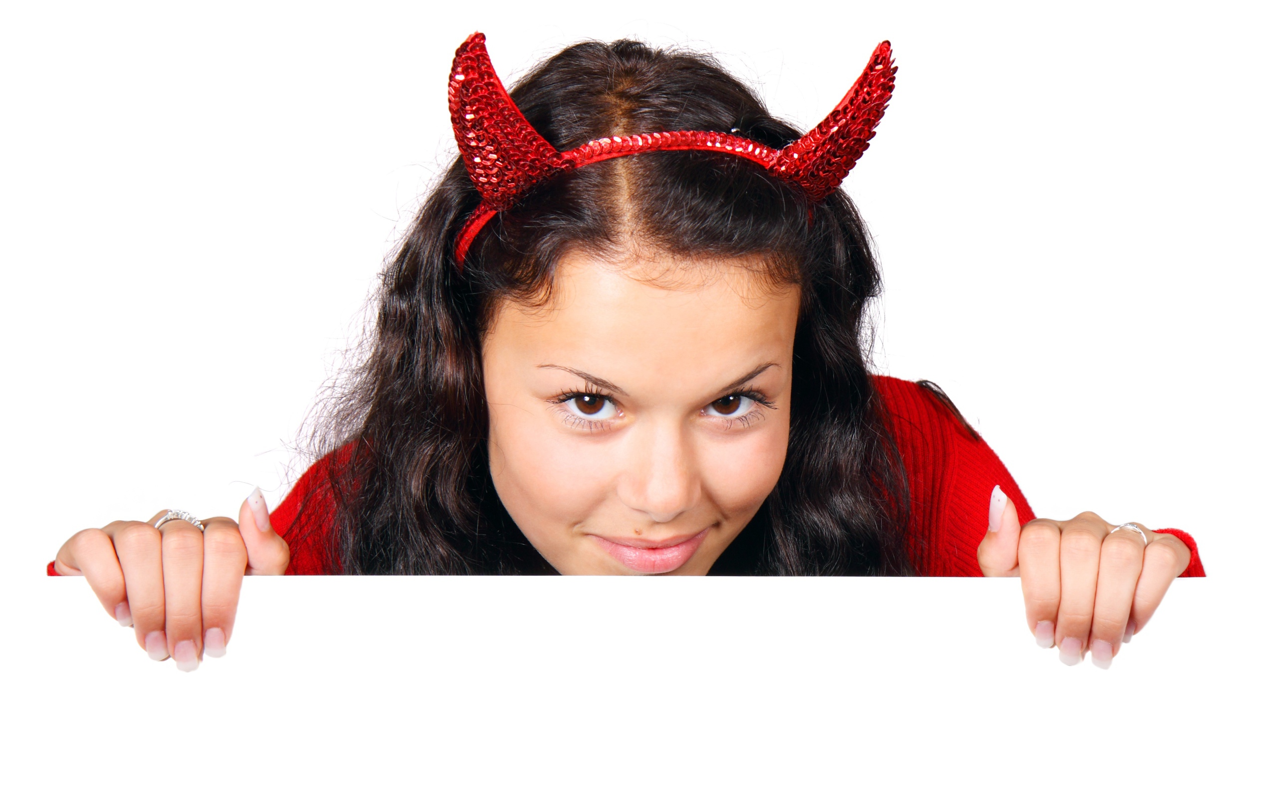 Жгучая чертовка на белом фоне на Хэллоуин