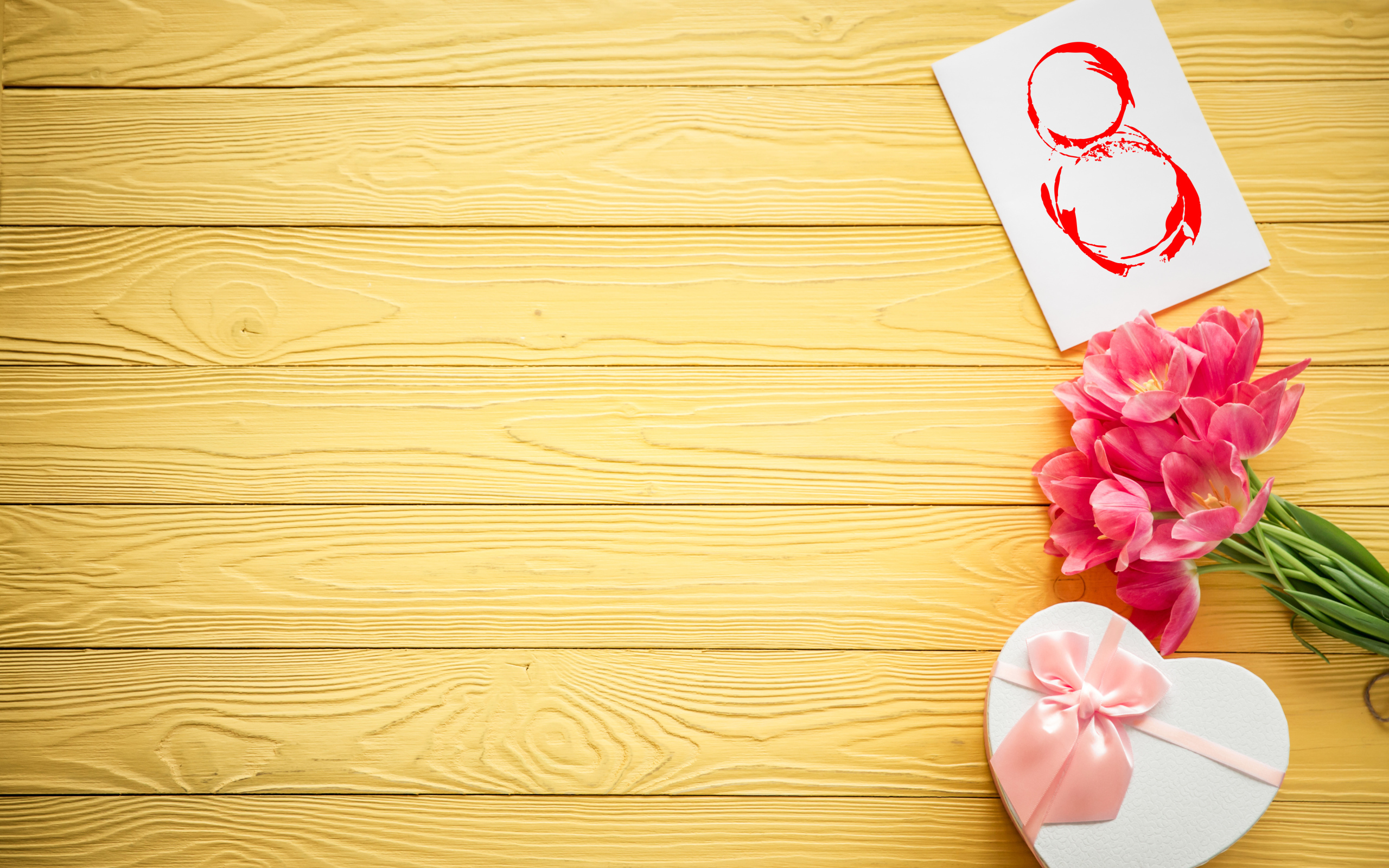 Букет тюльпанов и подарок фон для открытки на 8 марта