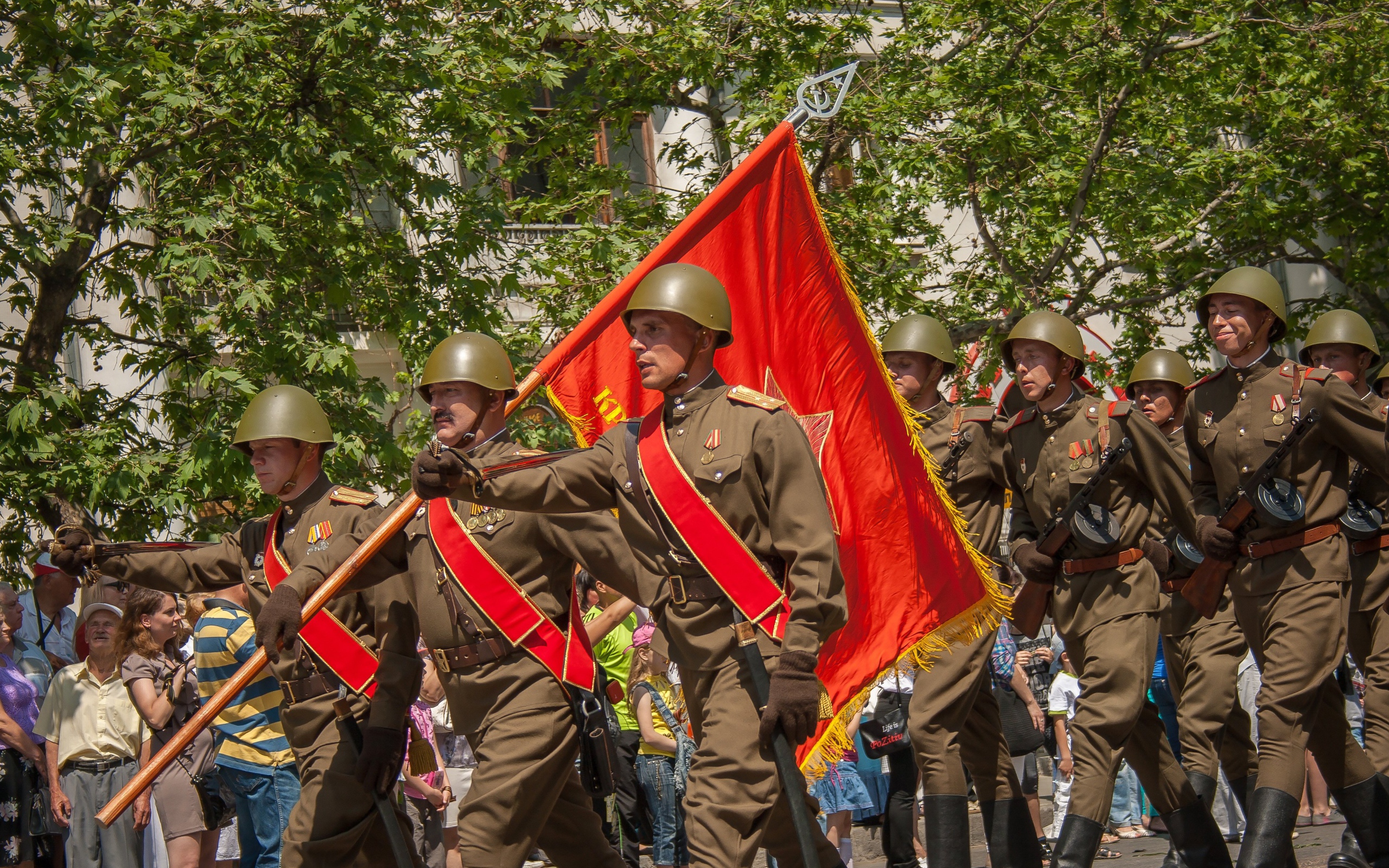 Солдаты в форме на параде 9 мая