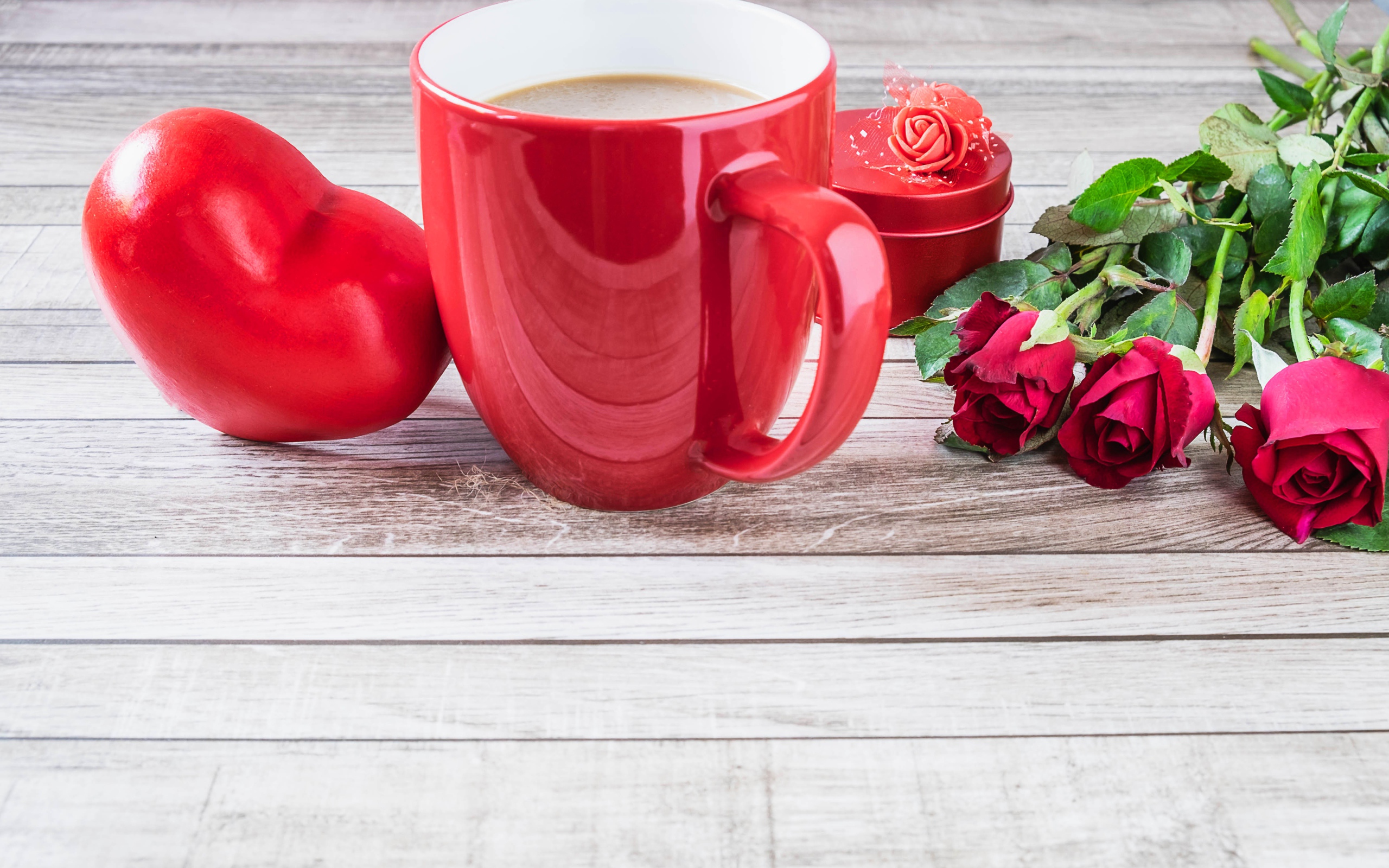 Кружка на столе с сердцем и букетом роз на День Святого Валентина