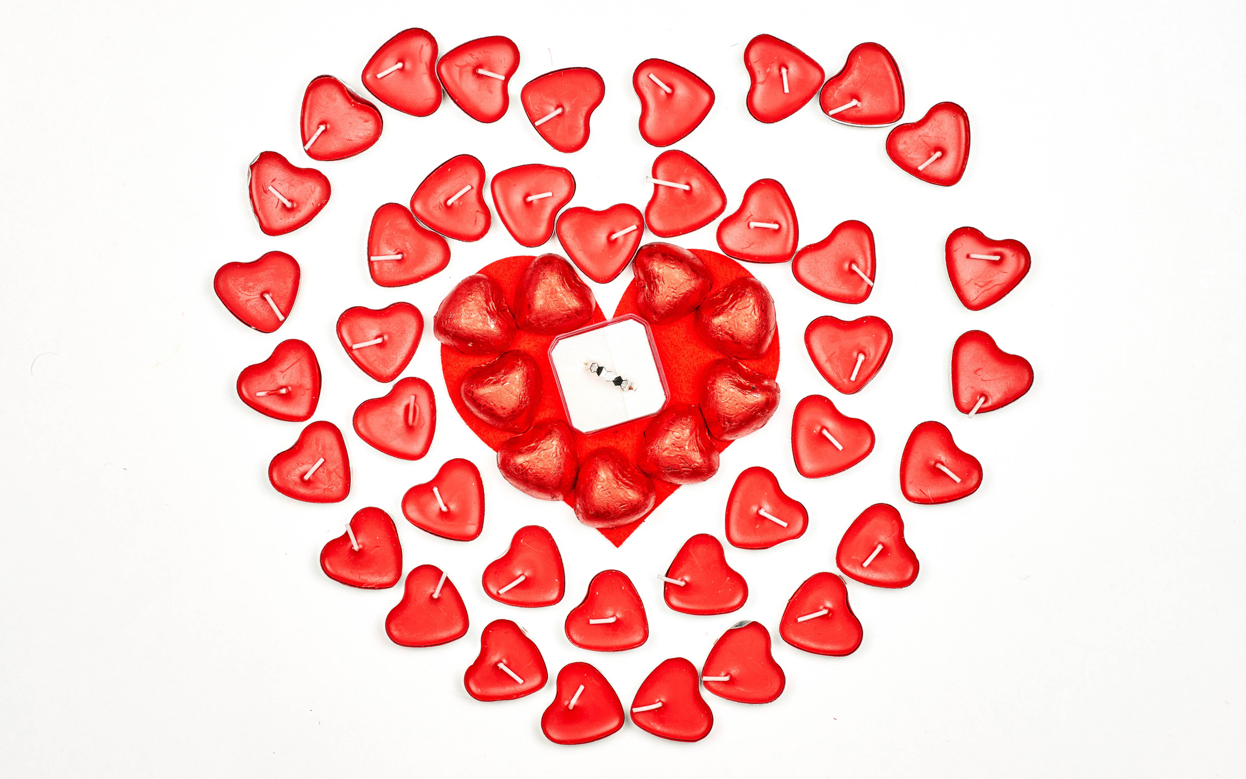 Кольцо для любимой и свечи на белом фоне подарок на День Святого Валентина