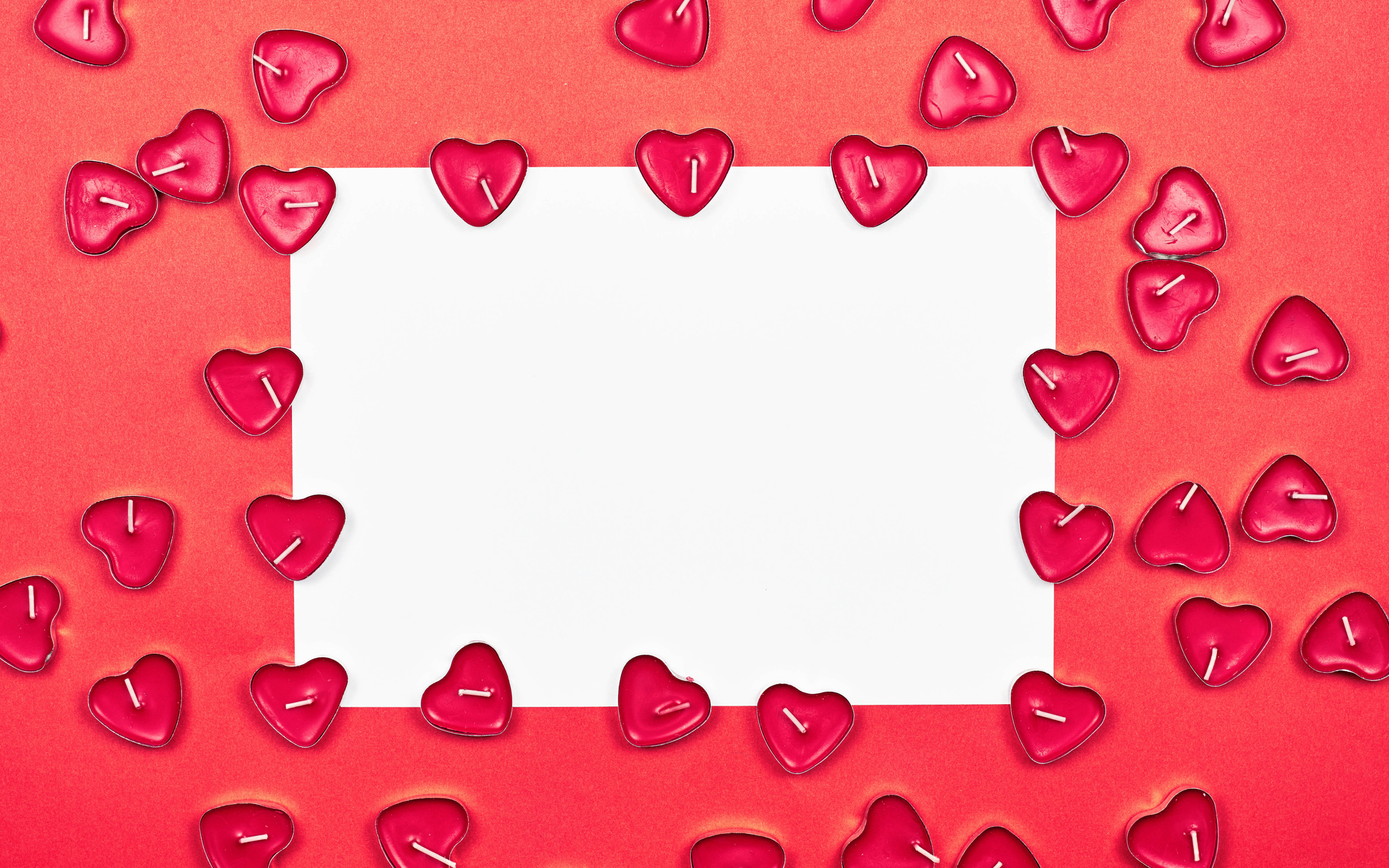 Белый лист бумаги на белом фоне со свечами, шаблон открытки на День Влюбленных