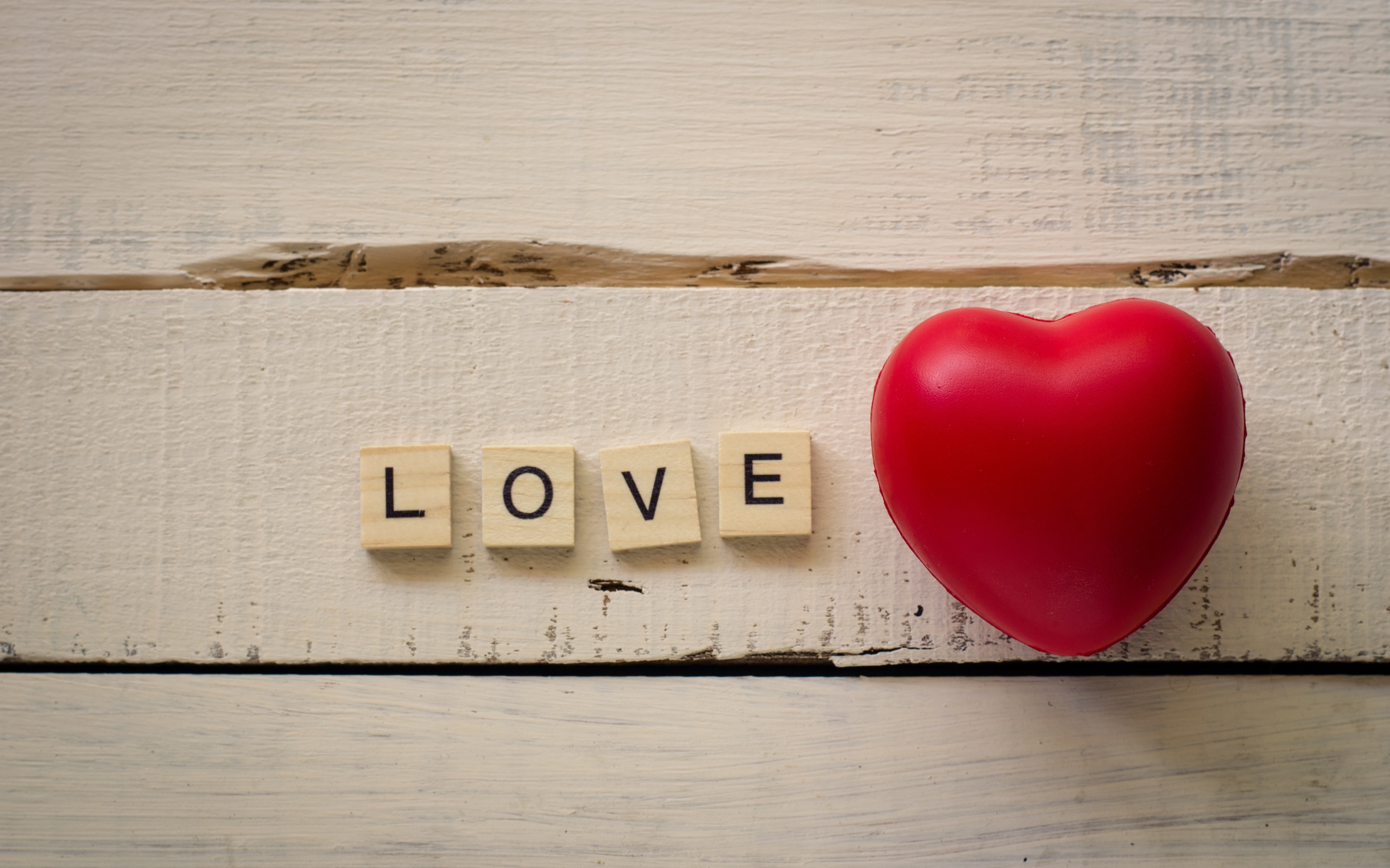 Большое красное резиновое сердце с кубиками 