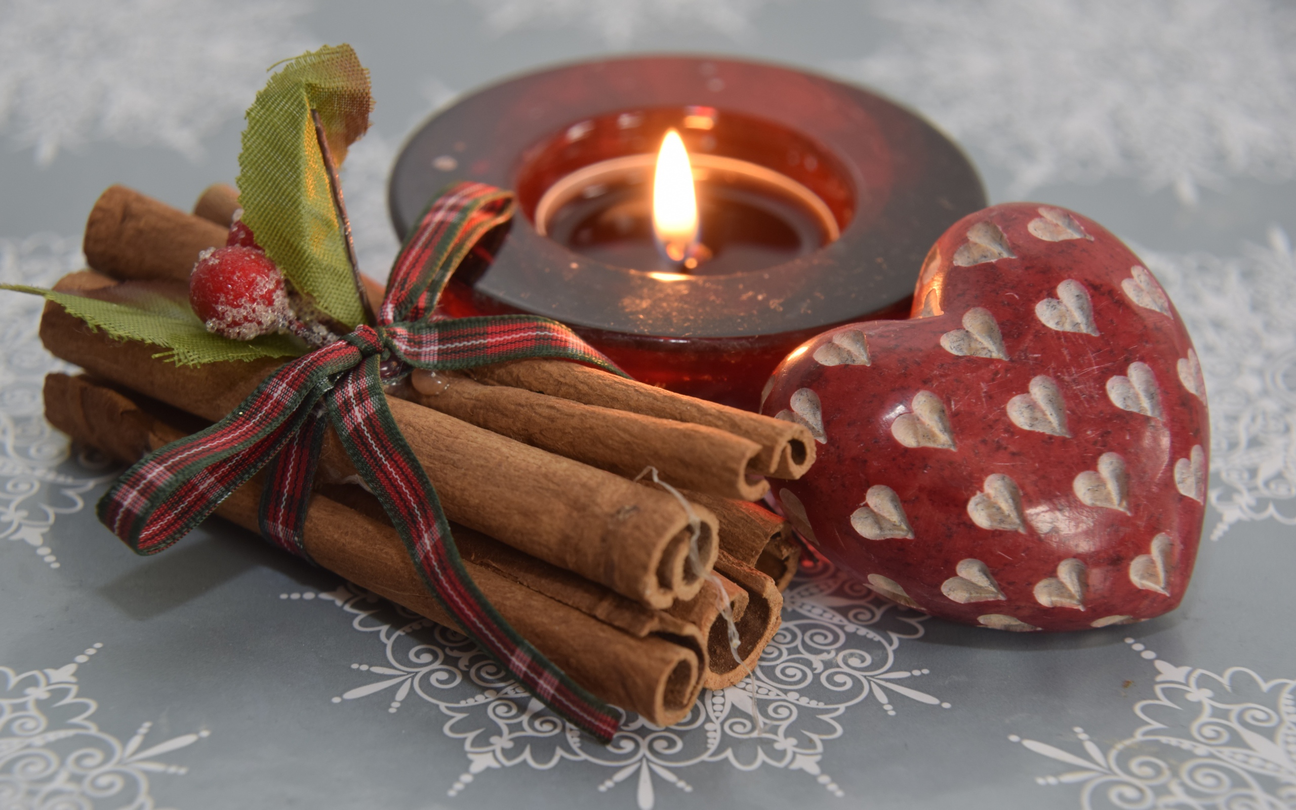 Корица, свеча и сердце на столе 