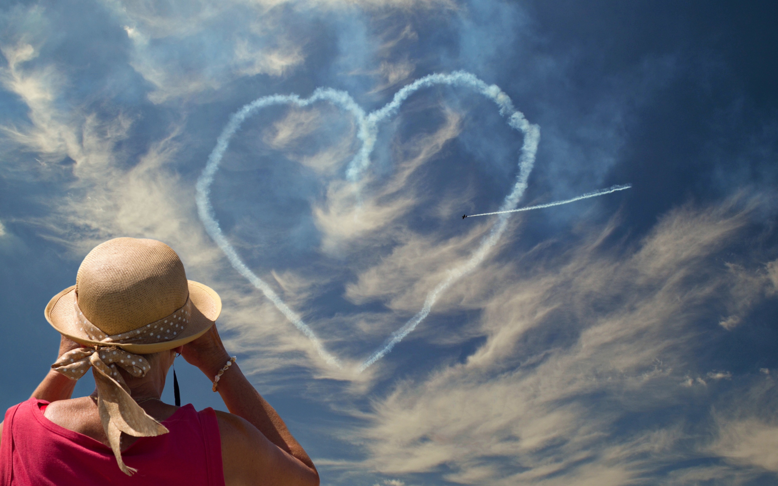 Сердце из облаков в голубом небе