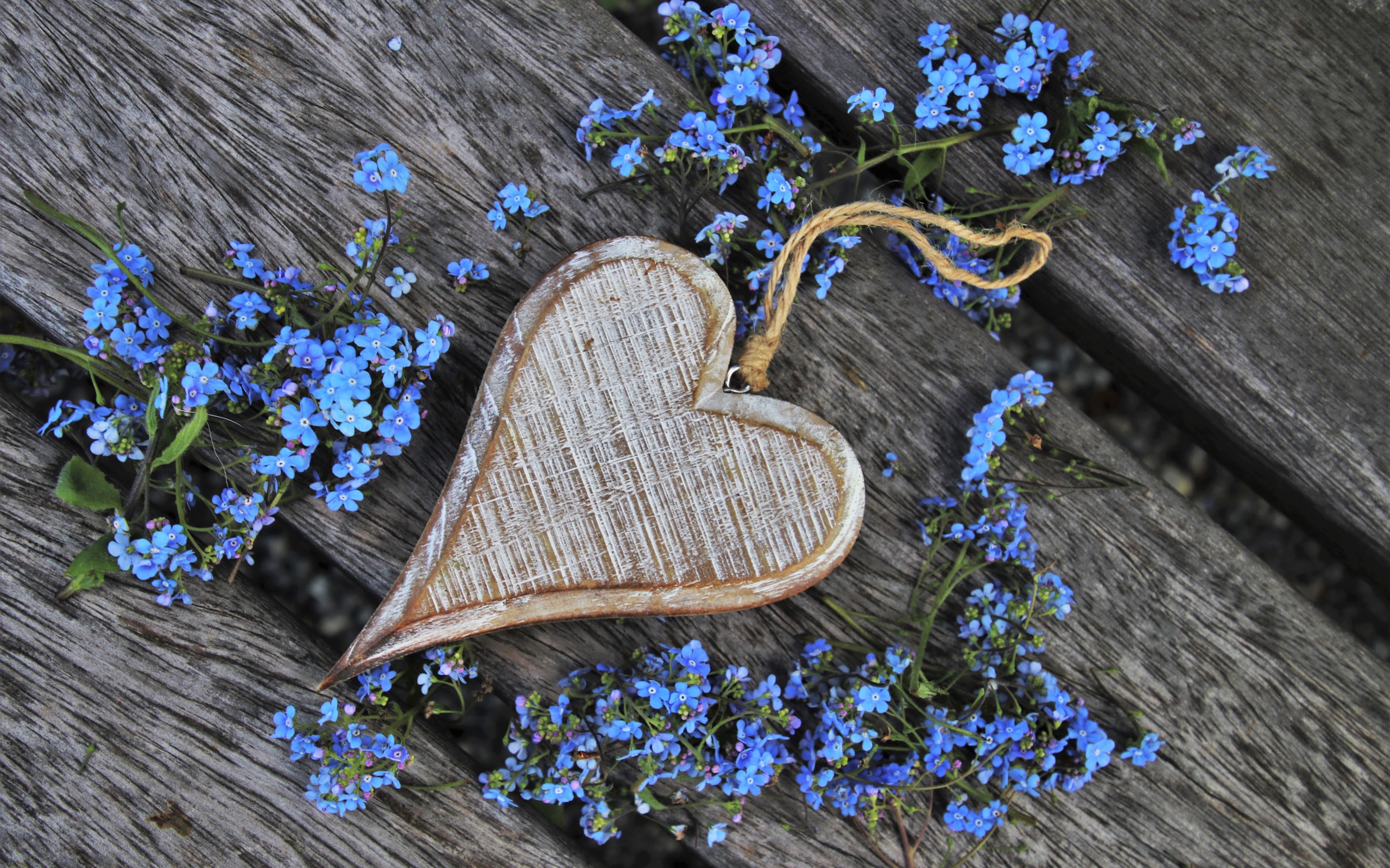 Деревянное сердце с голубыми цветами незабудки 