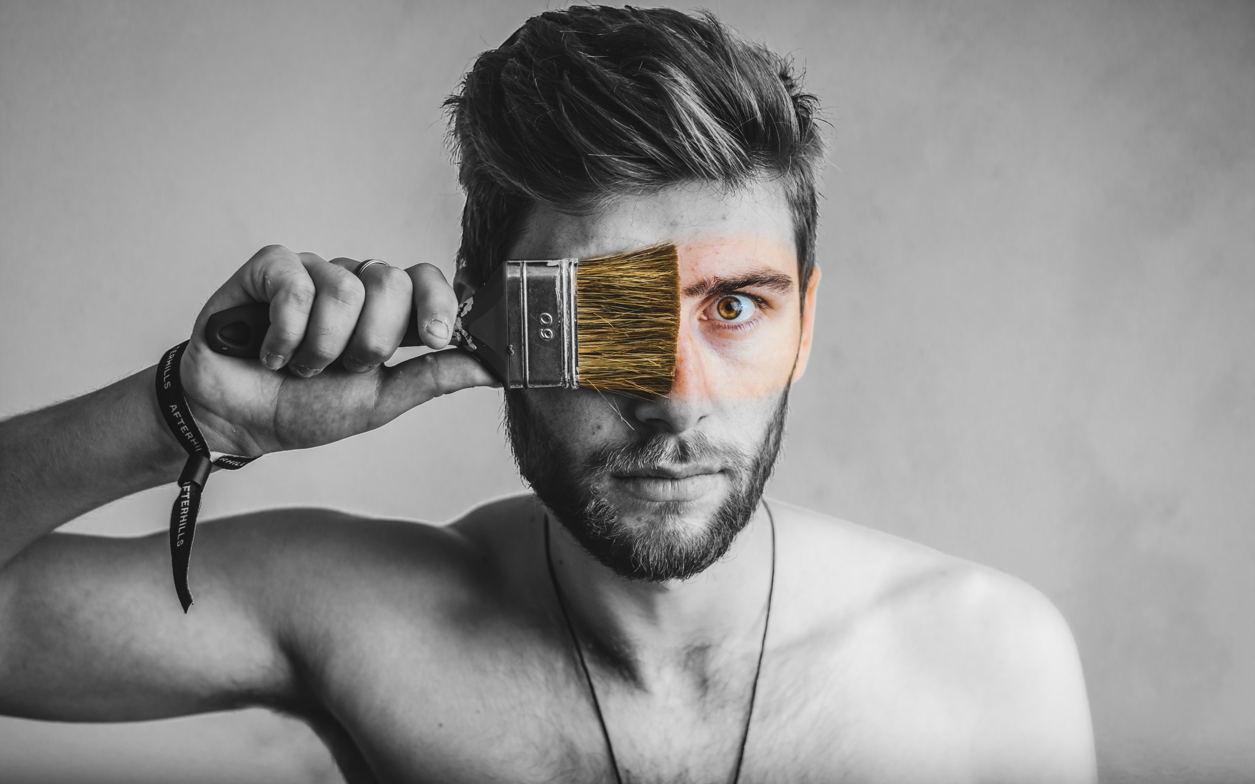 Мужчина закрыл кисточкой глаз 