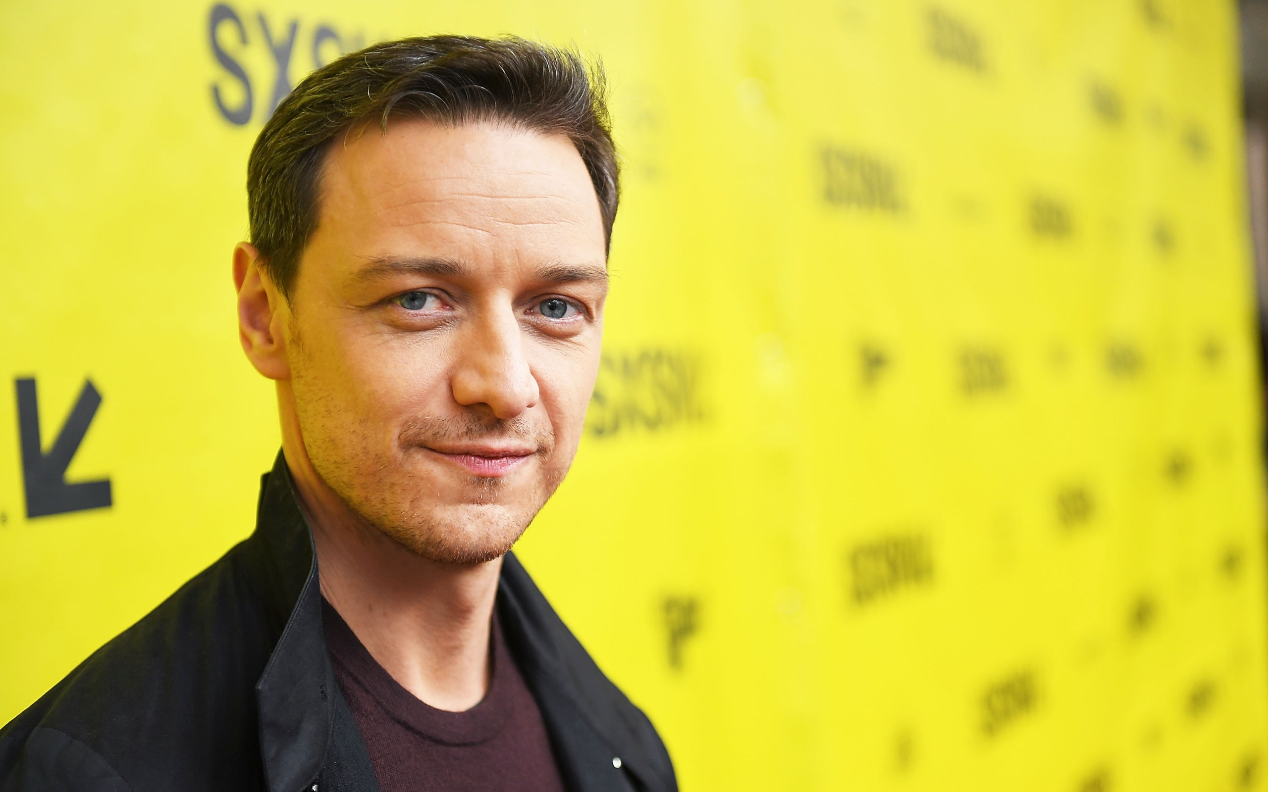 Актер Джеймс МакЭвой на желтом фоне