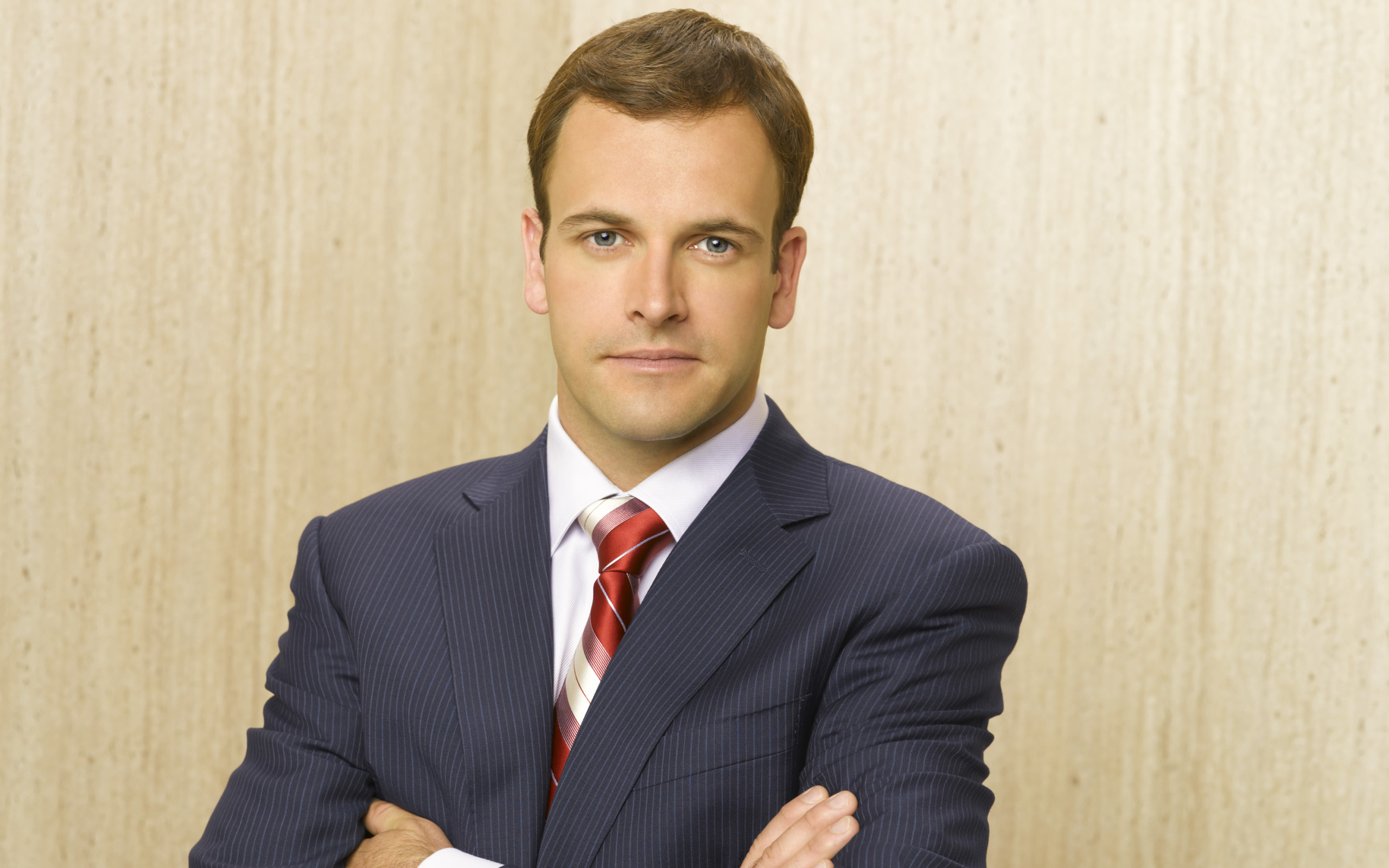 Актер Джонни Ли Миллер в костюме у стены