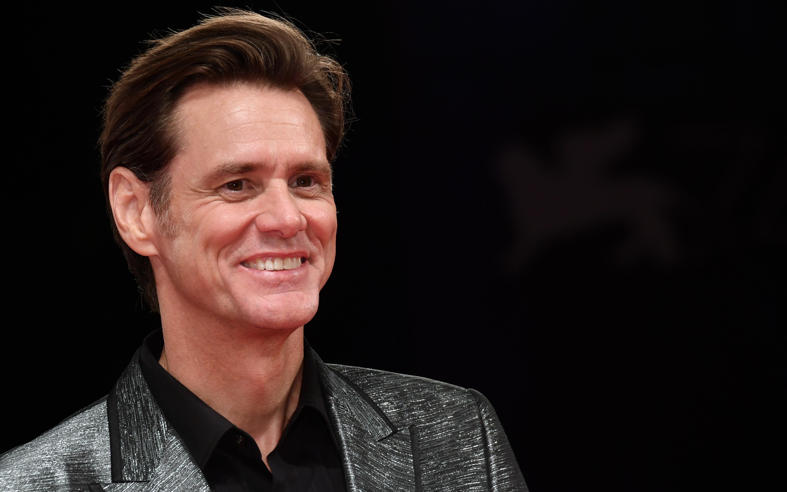 Американский актер Джим Керри улыбается