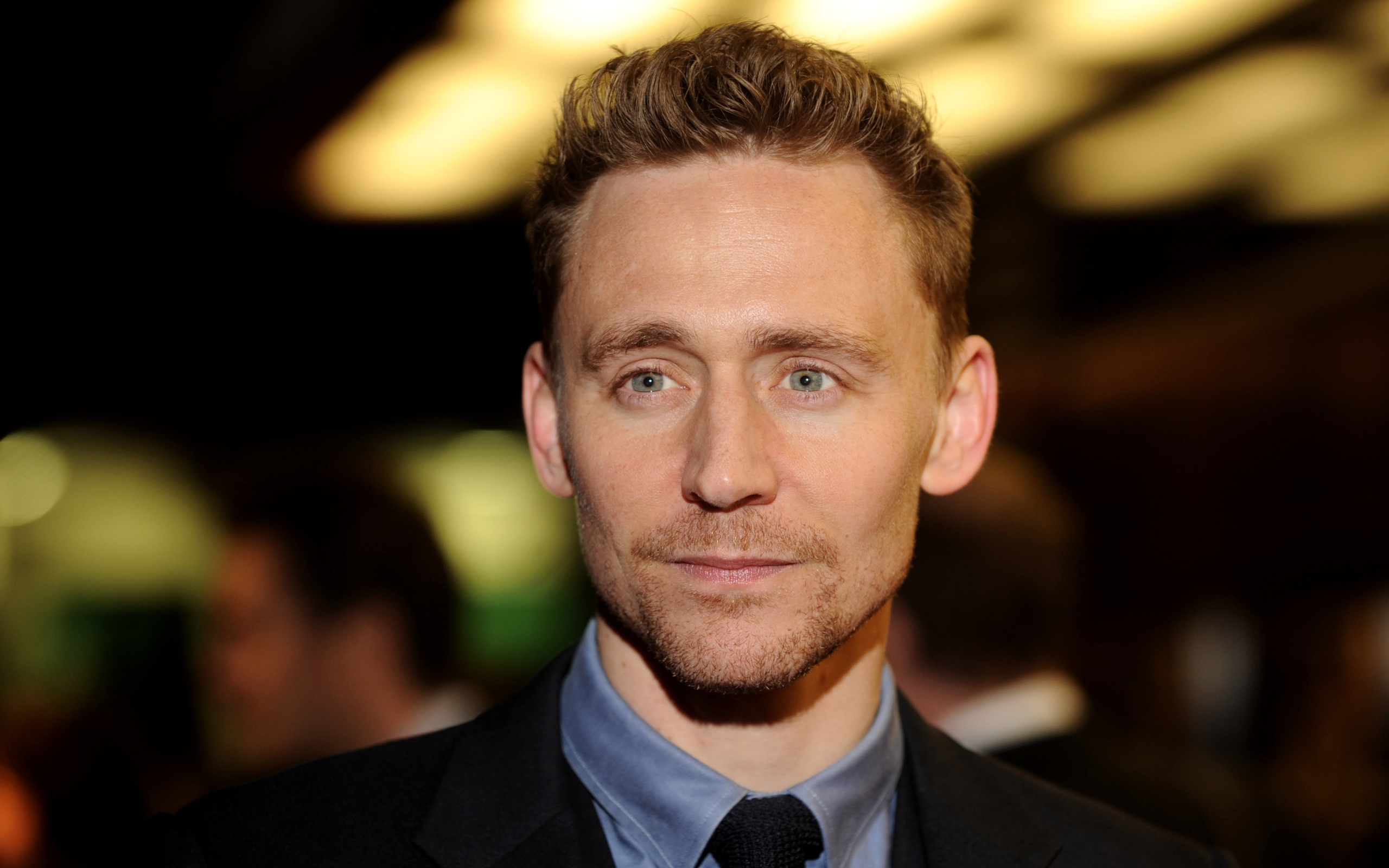 Красивый мужчина, актер Том Хиддлстон