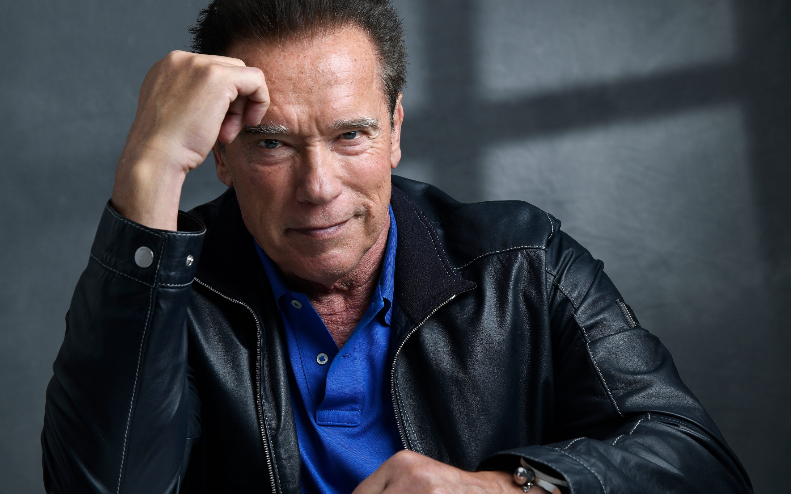 Легендарный актер Арнольд Шварценеггер в черной куртке