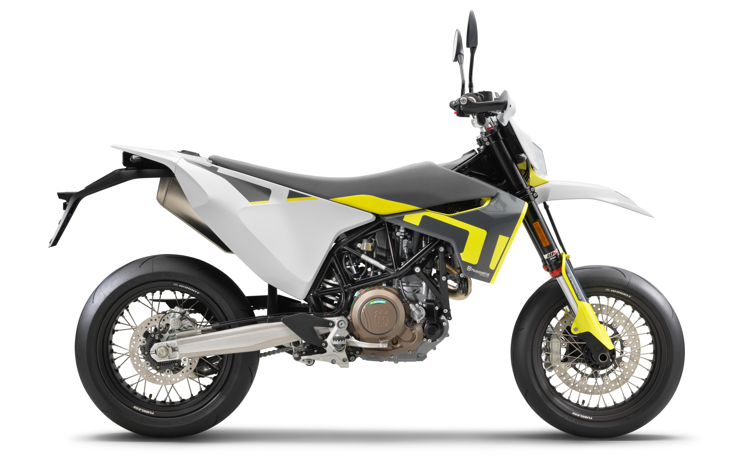 Гоночный мотоцикл Husqvarna 701 Supermoto, 2021 года на белом фоне