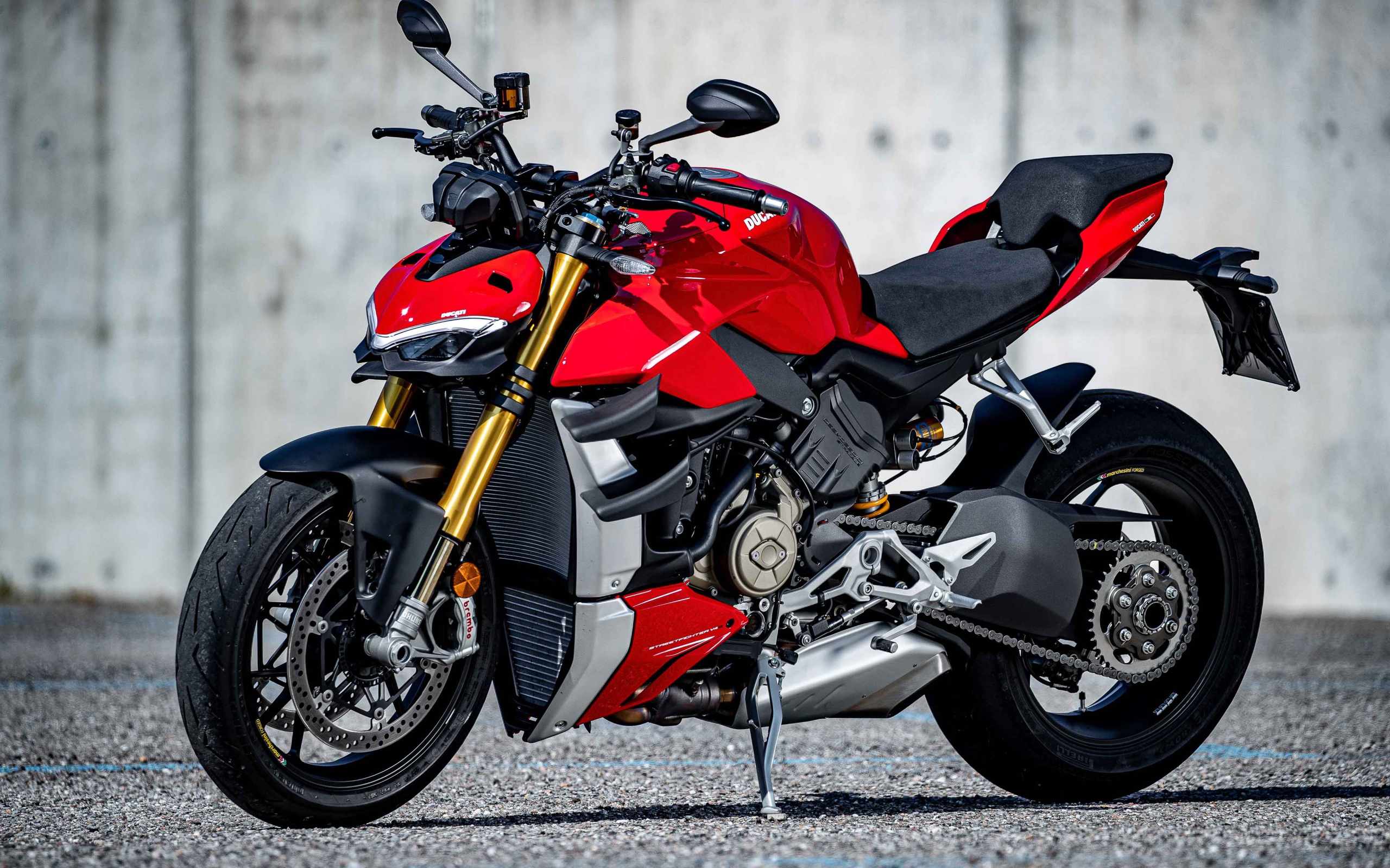 Красный быстрый новый мотоцикл Ducati V4 Streetfighter, 2021 года