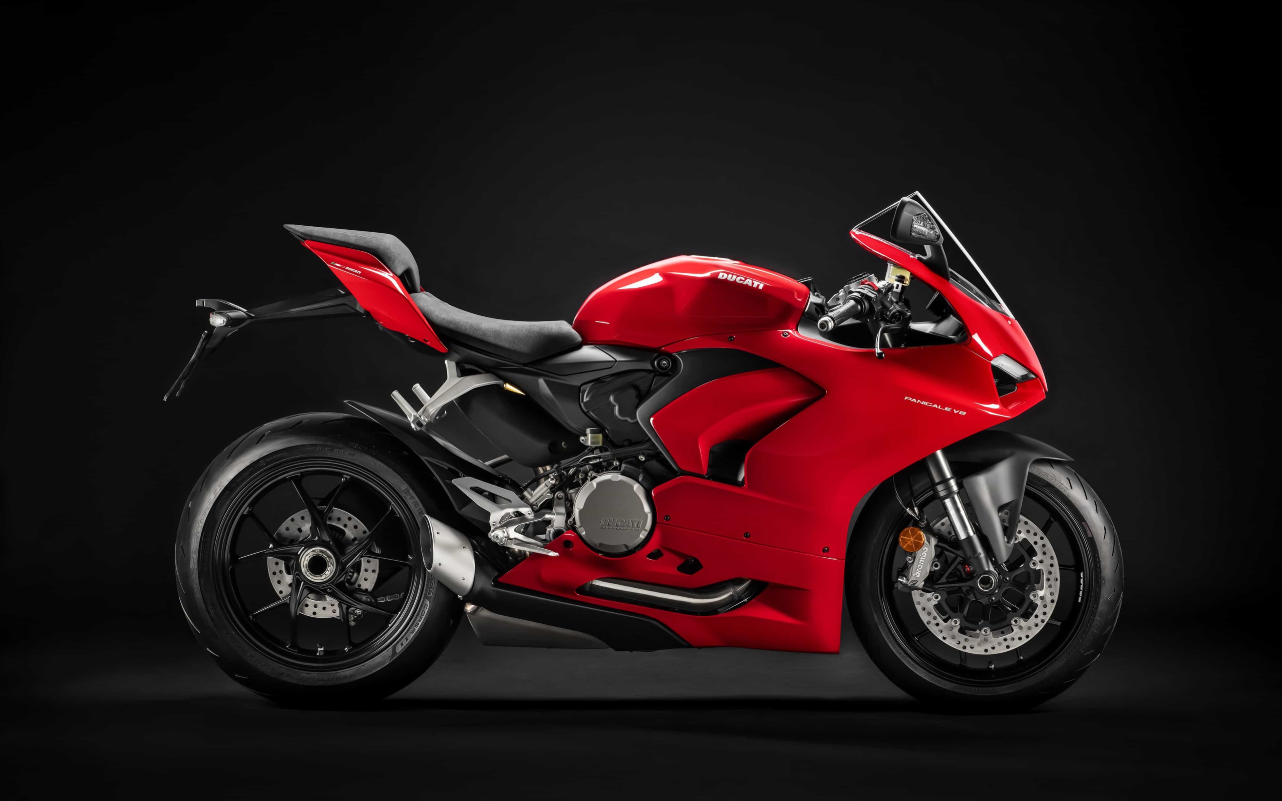 Красный мотоцикл Ducati Panigale v2, 2020 года на черном фоне